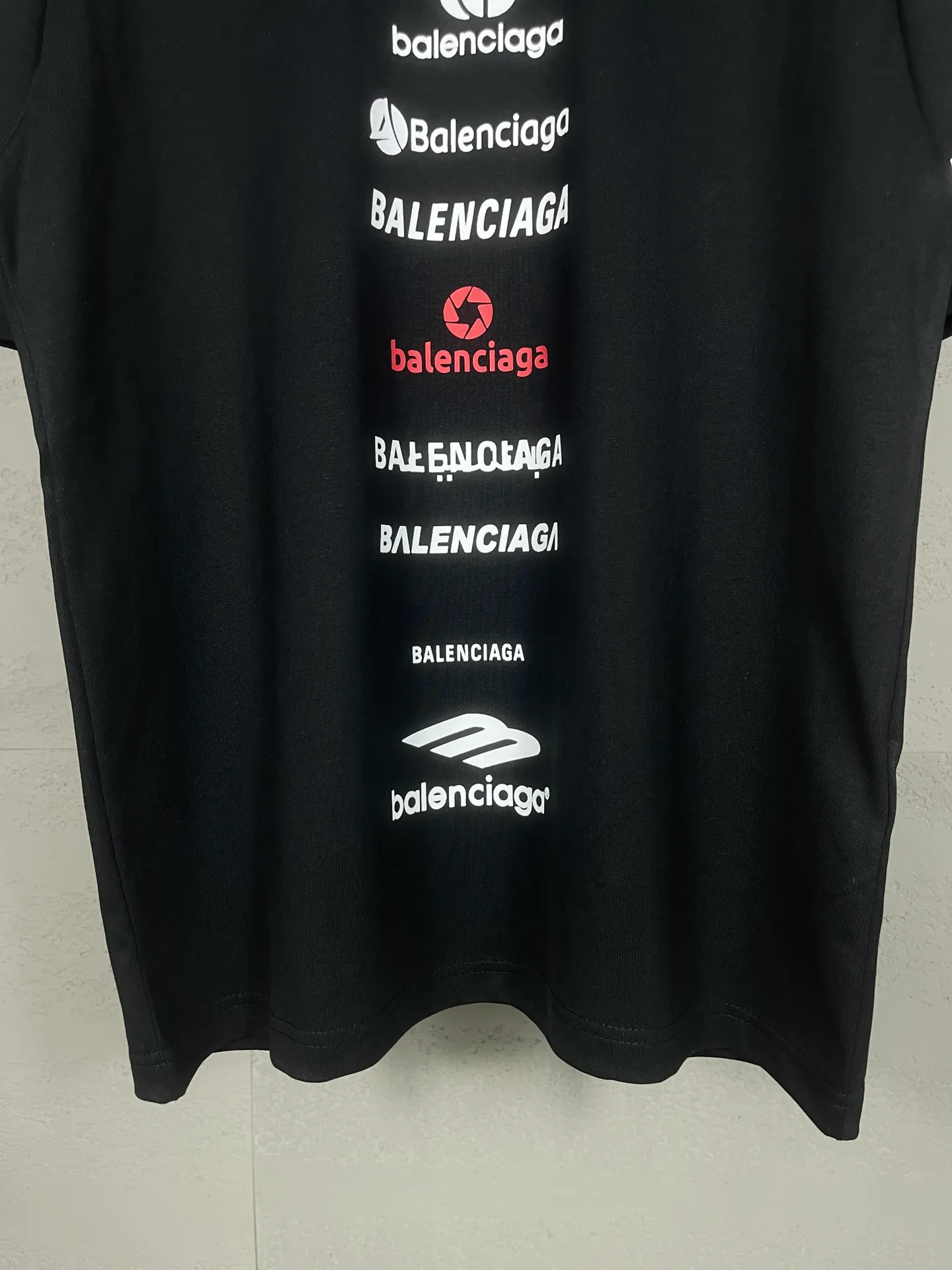 🅿️180 real photos [Top version. Official website quality] BALENCI*GA/Paris. Multi-element trademark LOGO short-sleeved T-shirt 2024 new style. All pattern details, colors, Y-board customization, brick cabinet synchronization. Genuine product developed in the first time, happy to print and compare! The fabric is made of Paris ZP custom-woven and dyed cotton double yarn. Weighing 260 grams, the cloth surface is clean. The cloth pattern is clear, soft and comfortable. The threads are dyed with no color difference. The printing uses environmentally friendly imported materials, the letters are clear and the effect is three-dimensional. The version adopts OS loose shoulder design. Same style for men and women. Code: BL223375 Color: black, white Size: XS to L