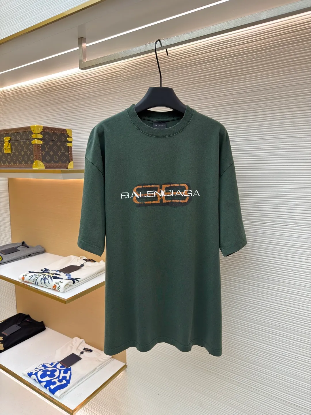 Balenciaga BB icon printed short sleeves ●Original version: purchased and developed for 6300 ●Item number: 1682441-X95 ●Fabric: plain knitted fabric ●Technology: Glue printing production ●Color: green ●Version: Loose version ●Weight: about 300 grams ●Size: S-M-L-XL ●Description: Customized densely woven jersey material with excellent texture and comfortable skin fit, with rich and pure washed black as the main tone Let distressing become the ultimate expression of street aesthetics. The front is printed with BB icon stencil Shibaki's works. Graffiti are revealed in the fading. Every inch of wear and tear is a deliberate accident. Use color conflict to create visual tension. Let street art jump from the wall to fashion. Let the sense of high-end grow wildly in the deliberate imperfection. Use glue graffiti printing. The chest printing has been modified three times with the film screen. Use glue liquid paint to print the pattern on the fabric. Bake the fabric to fix the printed pattern, wash it heavily and use a special solution to remove stains and fade slightly. Then use snowflake washing to fade the color through strong washing to make the color more uniform. The overall wiring is straight and delicate, the fabric is comfortable and soft, and the color is consistent without color difference. It can be matched with the same style to create a fashionable look and control various occasions. Customized accessories, complete with three standards, same style for men and women!
