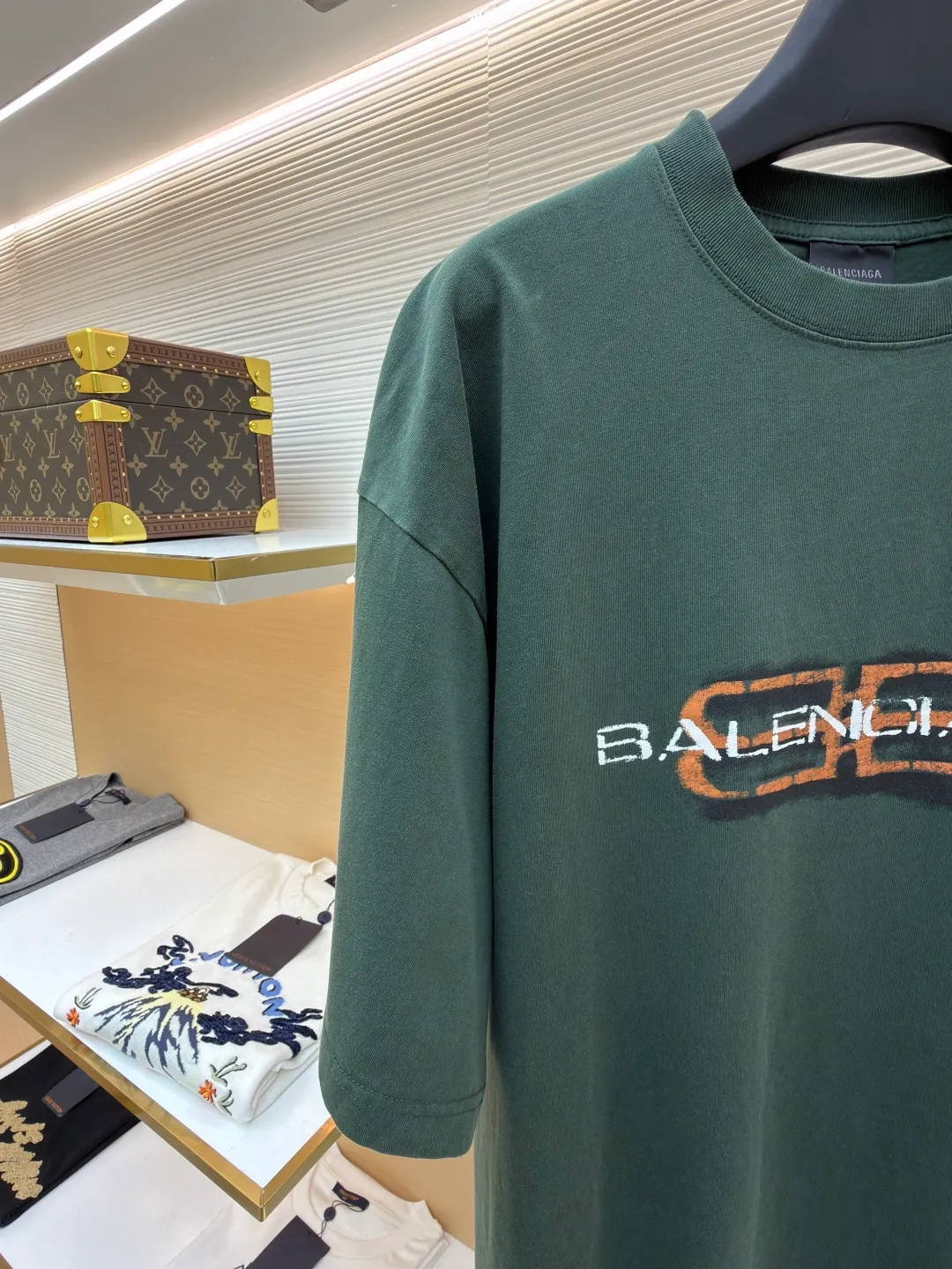 Balenciaga BB icon printed short sleeves ●Original version: purchased and developed for 6300 ●Item number: 1682441-X95 ●Fabric: plain knitted fabric ●Technology: Glue printing production ●Color: green ●Version: Loose version ●Weight: about 300 grams ●Size: S-M-L-XL ●Description: Customized densely woven jersey material with excellent texture and comfortable skin fit, with rich and pure washed black as the main tone Let distressing become the ultimate expression of street aesthetics. The front is printed with BB icon stencil Shibaki's works. Graffiti are revealed in the fading. Every inch of wear and tear is a deliberate accident. Use color conflict to create visual tension. Let street art jump from the wall to fashion. Let the sense of high-end grow wildly in the deliberate imperfection. Use glue graffiti printing. The chest printing has been modified three times with the film screen. Use glue liquid paint to print the pattern on the fabric. Bake the fabric to fix the printed pattern, wash it heavily and use a special solution to remove stains and fade slightly. Then use snowflake washing to fade the color through strong washing to make the color more uniform. The overall wiring is straight and delicate, the fabric is comfortable and soft, and the color is consistent without color difference. It can be matched with the same style to create a fashionable look and control various occasions. Customized accessories, complete with three standards, same style for men and women!