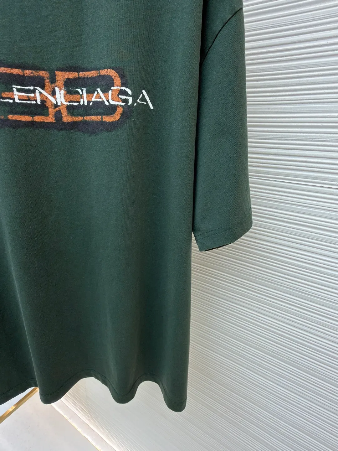 Balenciaga BB icon printed short sleeves ●Original version: purchased and developed for 6300 ●Item number: 1682441-X95 ●Fabric: plain knitted fabric ●Technology: Glue printing production ●Color: green ●Version: Loose version ●Weight: about 300 grams ●Size: S-M-L-XL ●Description: Customized densely woven jersey material with excellent texture and comfortable skin fit, with rich and pure washed black as the main tone Let distressing become the ultimate expression of street aesthetics. The front is printed with BB icon stencil Shibaki's works. Graffiti are revealed in the fading. Every inch of wear and tear is a deliberate accident. Use color conflict to create visual tension. Let street art jump from the wall to fashion. Let the sense of high-end grow wildly in the deliberate imperfection. Use glue graffiti printing. The chest printing has been modified three times with the film screen. Use glue liquid paint to print the pattern on the fabric. Bake the fabric to fix the printed pattern, wash it heavily and use a special solution to remove stains and fade slightly. Then use snowflake washing to fade the color through strong washing to make the color more uniform. The overall wiring is straight and delicate, the fabric is comfortable and soft, and the color is consistent without color difference. It can be matched with the same style to create a fashionable look and control various occasions. Customized accessories, complete with three standards, same style for men and women!