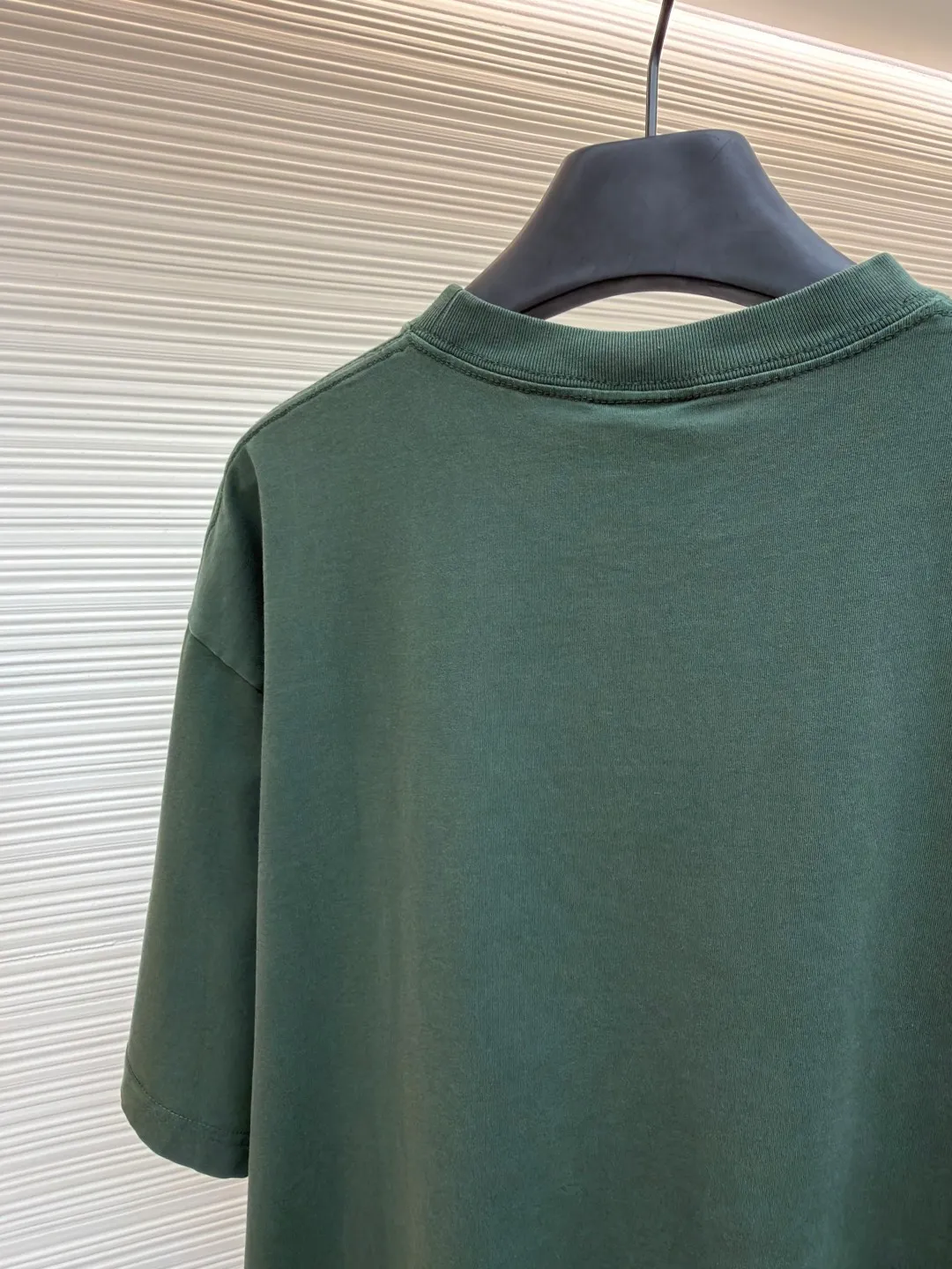 Balenciaga BB icon printed short sleeves ●Original version: purchased and developed for 6300 ●Item number: 1682441-X95 ●Fabric: plain knitted fabric ●Technology: Glue printing production ●Color: green ●Version: Loose version ●Weight: about 300 grams ●Size: S-M-L-XL ●Description: Customized densely woven jersey material with excellent texture and comfortable skin fit, with rich and pure washed black as the main tone Let distressing become the ultimate expression of street aesthetics. The front is printed with BB icon stencil Shibaki's works. Graffiti are revealed in the fading. Every inch of wear and tear is a deliberate accident. Use color conflict to create visual tension. Let street art jump from the wall to fashion. Let the sense of high-end grow wildly in the deliberate imperfection. Use glue graffiti printing. The chest printing has been modified three times with the film screen. Use glue liquid paint to print the pattern on the fabric. Bake the fabric to fix the printed pattern, wash it heavily and use a special solution to remove stains and fade slightly. Then use snowflake washing to fade the color through strong washing to make the color more uniform. The overall wiring is straight and delicate, the fabric is comfortable and soft, and the color is consistent without color difference. It can be matched with the same style to create a fashionable look and control various occasions. Customized accessories, complete with three standards, same style for men and women!