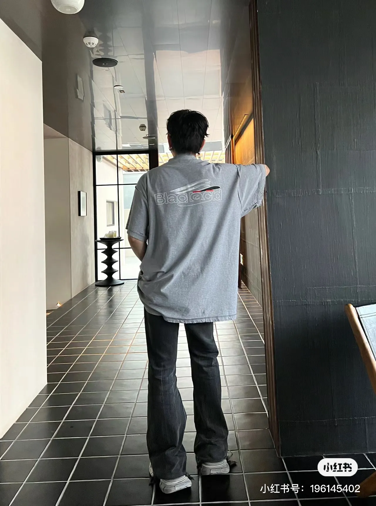 🎀Hot model pictures🎀【Latest new】Top tested version BALENCIAGA/Balenciaga 2024 SS AIGENERATED series new reverse stitched short-sleeved T-shirt ✅No.1 quality in the market Real ceiling quality ✅All original development drawings pay attention to details to avoid mixed use of stolen pictures by merchants ✅Correct 260g custom-woven and dyed double yarn pure cotton fabric, custom-dyed threads without color difference ✅Correct imported material printing, dot direct injection process, letters are clear and three-dimensional Firm and does not fall off ✅ Original reverse stitching, worn and washed, black and gray cuff printing is different, overweight craftsmanship, the same as the original version, different market currency. Here is an explanation why mine is a little more expensive than others, 1. It seems to be a simple printing or embroidery, but it is not simple at all. 10000% imported machine restoration is not just a lip service. Welcome to compare with peers. 2. Each model is produced by the company, and the details of the workmanship and fabrics are consistent with the original ones. There is no color difference with the counter. Replica is not terrible. Whoever fakes it will be embarrassed. It’s not shameful to make a replica, it’s shameful if you can’t buy the correct version if you make a replica. 3. Note that the threaded collars are all original collars of certain countries and regions, with high wrapping. The width of the neckline and cabinets are accurate to the millimeter. Thick necklines are not easy to deform. The collars of high-end products are all restored cabinets. They are different from the big collars in the world. Ordinary garbage short-sleeves are printed with a print. The clavicle of the upper body is exposed. Please be patient. Customers who have bought genuine products or have seen genuine products will come back to place orders again. This is quality. This is quality. 4. Different styles of washed wheat main wheat, including imported wheat, have different colors and codes. Really restore the counter. As we all know, Balenciaga has different English or different colors on the collar labels of each quarter. This distinguishes the fast food products with the same common main wheat washed wheat. 5. Pay attention to the workmanship. The stitching at the neckline has no folds, smooth and natural without overlapping lines, and truly restores this. This is something that many people cannot do. 6. The fabric is made of 260g Paris-specific double yarn. No one can make better fabrics than my family. There's really no way to compare it with the ordinary version on the market. Respect it. It's genuine and costs thousands of dollars anyway. Don't go for the quality of street stall products. 7. The workmanship is fully restored and the packaging is fully restored. The cost is huge. 8. I guarantee here that this is the highest quality you can find. Size: XS-S-M-L Color: Black Gray P:270