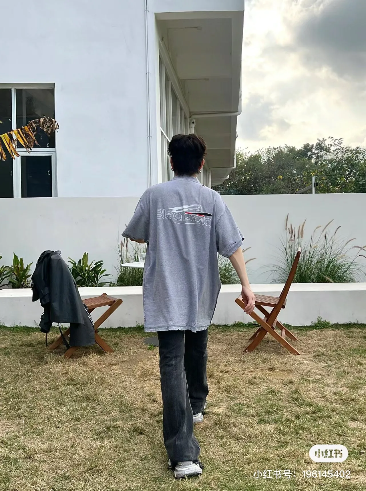🎀Hot model pictures🎀【Latest new】Top tested version BALENCIAGA/Balenciaga 2024 SS AIGENERATED series new reverse stitched short-sleeved T-shirt ✅No.1 quality in the market Real ceiling quality ✅All original development drawings pay attention to details to avoid mixed use of stolen pictures by merchants ✅Correct 260g custom-woven and dyed double yarn pure cotton fabric, custom-dyed threads without color difference ✅Correct imported material printing, dot direct injection process, letters are clear and three-dimensional Firm and does not fall off ✅ Original reverse stitching, worn and washed, black and gray cuff printing is different, overweight craftsmanship, the same as the original version, different market currency. Here is an explanation why mine is a little more expensive than others, 1. It seems to be a simple printing or embroidery, but it is not simple at all. 10000% imported machine restoration is not just a lip service. Welcome to compare with peers. 2. Each model is produced by the company, and the details of the workmanship and fabrics are consistent with the original ones. There is no color difference with the counter. Replica is not terrible. Whoever fakes it will be embarrassed. It’s not shameful to make a replica, it’s shameful if you can’t buy the correct version if you make a replica. 3. Note that the threaded collars are all original collars of certain countries and regions, with high wrapping. The width of the neckline and cabinets are accurate to the millimeter. Thick necklines are not easy to deform. The collars of high-end products are all restored cabinets. They are different from the big collars in the world. Ordinary garbage short-sleeves are printed with a print. The clavicle of the upper body is exposed. Please be patient. Customers who have bought genuine products or have seen genuine products will come back to place orders again. This is quality. This is quality. 4. Different styles of washed wheat main wheat, including imported wheat, have different colors and codes. Really restore the counter. As we all know, Balenciaga has different English or different colors on the collar labels of each quarter. This distinguishes the fast food products with the same common main wheat washed wheat. 5. Pay attention to the workmanship. The stitching at the neckline has no folds, smooth and natural without overlapping lines, and truly restores this. This is something that many people cannot do. 6. The fabric is made of 260g Paris-specific double yarn. No one can make better fabrics than my family. There's really no way to compare it with the ordinary version on the market. Respect it. It's genuine and costs thousands of dollars anyway. Don't go for the quality of street stall products. 7. The workmanship is fully restored and the packaging is fully restored. The cost is huge. 8. I guarantee here that this is the highest quality you can find. Size: XS-S-M-L Color: Black Gray P:270