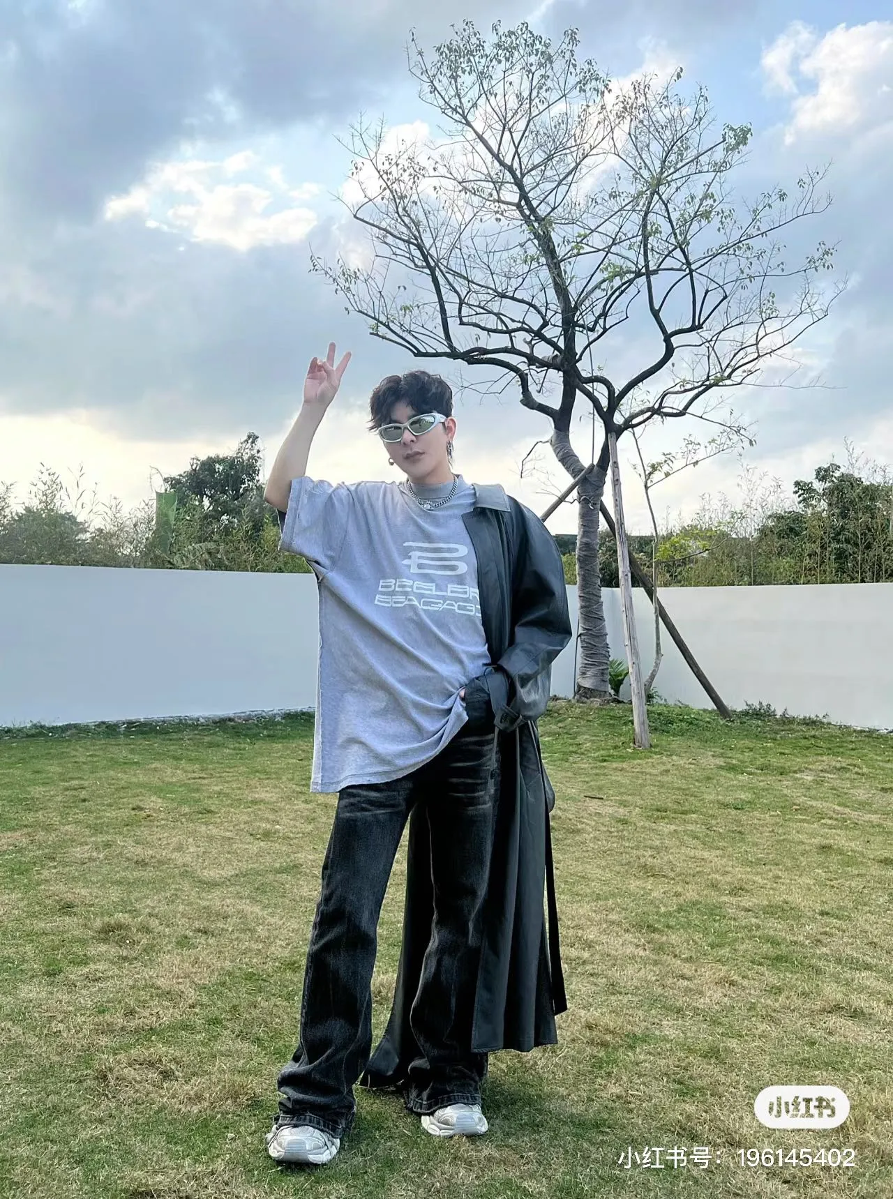 🎀Hot model pictures🎀【Latest new】Top tested version BALENCIAGA/Balenciaga 2024 SS AIGENERATED series new reverse stitched short-sleeved T-shirt ✅No.1 quality in the market Real ceiling quality ✅All original development drawings pay attention to details to avoid mixed use of stolen pictures by merchants ✅Correct 260g custom-woven and dyed double yarn pure cotton fabric, custom-dyed threads without color difference ✅Correct imported material printing, dot direct injection process, letters are clear and three-dimensional Firm and does not fall off ✅ Original reverse stitching, worn and washed, black and gray cuff printing is different, overweight craftsmanship, the same as the original version, different market currency. Here is an explanation why mine is a little more expensive than others, 1. It seems to be a simple printing or embroidery, but it is not simple at all. 10000% imported machine restoration is not just a lip service. Welcome to compare with peers. 2. Each model is produced by the company, and the details of the workmanship and fabrics are consistent with the original ones. There is no color difference with the counter. Replica is not terrible. Whoever fakes it will be embarrassed. It’s not shameful to make a replica, it’s shameful if you can’t buy the correct version if you make a replica. 3. Note that the threaded collars are all original collars of certain countries and regions, with high wrapping. The width of the neckline and cabinets are accurate to the millimeter. Thick necklines are not easy to deform. The collars of high-end products are all restored cabinets. They are different from the big collars in the world. Ordinary garbage short-sleeves are printed with a print. The clavicle of the upper body is exposed. Please be patient. Customers who have bought genuine products or have seen genuine products will come back to place orders again. This is quality. This is quality. 4. Different styles of washed wheat main wheat, including imported wheat, have different colors and codes. Really restore the counter. As we all know, Balenciaga has different English or different colors on the collar labels of each quarter. This distinguishes the fast food products with the same common main wheat washed wheat. 5. Pay attention to the workmanship. The stitching at the neckline has no folds, smooth and natural without overlapping lines, and truly restores this. This is something that many people cannot do. 6. The fabric is made of 260g Paris-specific double yarn. No one can make better fabrics than my family. There's really no way to compare it with the ordinary version on the market. Respect it. It's genuine and costs thousands of dollars anyway. Don't go for the quality of street stall products. 7. The workmanship is fully restored and the packaging is fully restored. The cost is huge. 8. I guarantee here that this is the highest quality you can find. Size: XS-S-M-L Color: Black Gray P:270