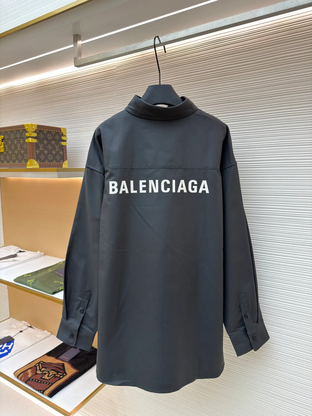 Balenciaga printed shirt jacket ●Original version: Purchased and developed for 4999 ●Item number: 1680882-B05 ●Material: thick-woven long-staple cotton fabric ●Technology: glue printing ●Version: loose version ●Weight: about 560 grams ●Size: 1-2-3 ●Description: Customized luxury double-sided thick-woven long-staple cotton. The different textures on both sides are consistent with the original version. The texture is visible to the naked eye. The upper body is three-dimensional and stylish. It is comfortable and soft to the body. The front panel is decorated with a homogeneous clean fit display and matched with the Balenciaga print embellishment on the back panel to make the stereotype of the shirt trendy and lively. It has both spontaneity and relaxation, and the sense of high-end is revealed, and fashion is born from this. The back is printed with thickened glue from an imported machine. By adjusting the thickness and formula of the glue, thickened glue printing can form a thicker printing layer on the surface of the fabric. The pattern is more vivid and three-dimensional. High-temperature printing machines are used for the ironing positions. High temperature and pressure are applied to the fabric through the synergy of the heating plate and the pressure roller to make the surface of the fabric smooth and crisp. Wear-resistant and resistant (exclusively for export assembly line shirt factories, first-line brand quality). The fabrics have been washed and have a better hand feel. It is not easy to deform and not easy to shrink. Not easy to fade and maintain long-lasting beauty. The overall wiring is straight and delicate, the fabric is comfortable and soft, and the color is consistent without color difference. It can be matched with the same style to create a fashionable look and control various occasions. Customized accessories, complete with three standards, same style for men and women!