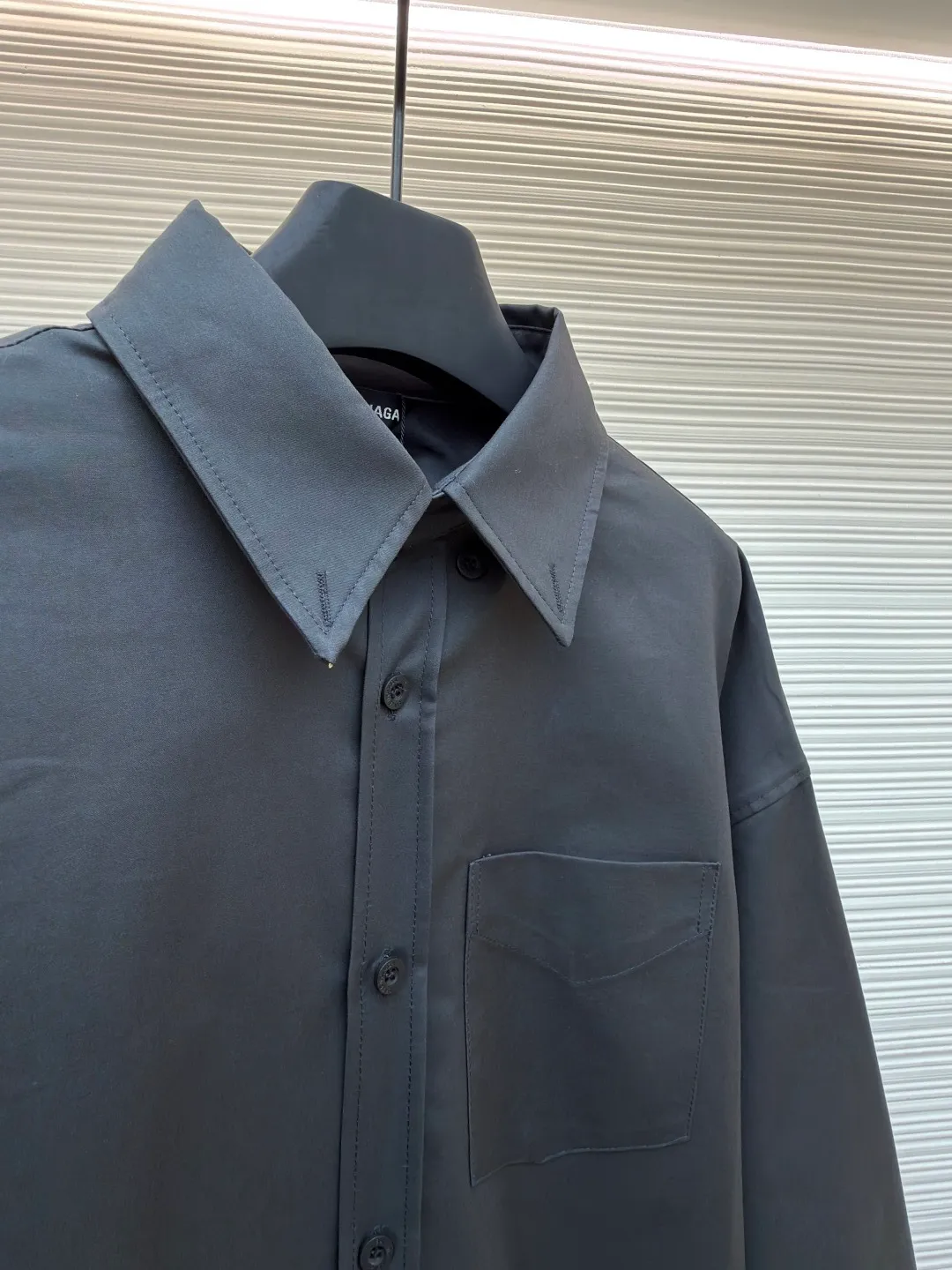 Balenciaga printed shirt jacket ●Original version: Purchased and developed for 4999 ●Item number: 1680882-B05 ●Material: thick-woven long-staple cotton fabric ●Technology: glue printing ●Version: loose version ●Weight: about 560 grams ●Size: 1-2-3 ●Description: Customized luxury double-sided thick-woven long-staple cotton. The different textures on both sides are consistent with the original version. The texture is visible to the naked eye. The upper body is three-dimensional and stylish. It is comfortable and soft to the body. The front panel is decorated with a homogeneous clean fit display and matched with the Balenciaga print embellishment on the back panel to make the stereotype of the shirt trendy and lively. It has both spontaneity and relaxation, and the sense of high-end is revealed, and fashion is born from this. The back is printed with thickened glue from an imported machine. By adjusting the thickness and formula of the glue, thickened glue printing can form a thicker printing layer on the surface of the fabric. The pattern is more vivid and three-dimensional. High-temperature printing machines are used for the ironing positions. High temperature and pressure are applied to the fabric through the synergy of the heating plate and the pressure roller to make the surface of the fabric smooth and crisp. Wear-resistant and resistant (exclusively for export assembly line shirt factories, first-line brand quality). The fabrics have been washed and have a better hand feel. It is not easy to deform and not easy to shrink. Not easy to fade and maintain long-lasting beauty. The overall wiring is straight and delicate, the fabric is comfortable and soft, and the color is consistent without color difference. It can be matched with the same style to create a fashionable look and control various occasions. Customized accessories, complete with three standards, same style for men and women!