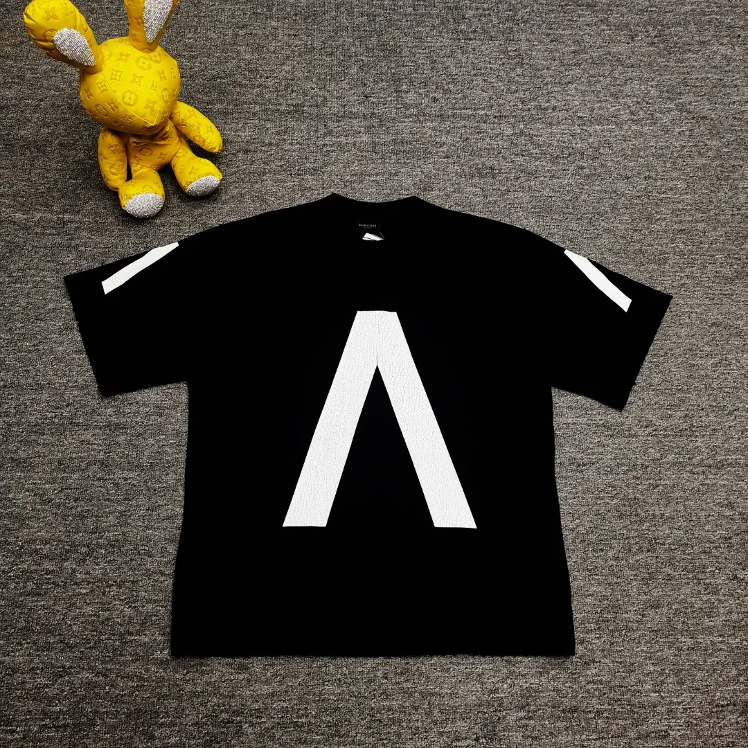 [New] Top version [Supports NFC chip recognition] BALENCIAGA - Balenciaga inverted V music limited short-sleeved T-shirt. Double yarn 32 counts 320 grams - counter synchronization. The front panel is printed with crackle pattern. The inverted V letter appears on the chest. Heavy washing and water-worn distressing process. Detailed collar/cuffs/hems, etc. Many holes. It needs to be polished by hand otherwise the effect of the garment will be irregular. Custom-woven and dyed clothing fabrics are washed twice to achieve a natural worn effect. The size of the letter spacing on the back panel is the same as the original version. It has a full sense of thickness and is different from the market currency. It is a hot-selling style in the market. The same style for men and women. Color: Black White Size: XS. S. M. LP: 280