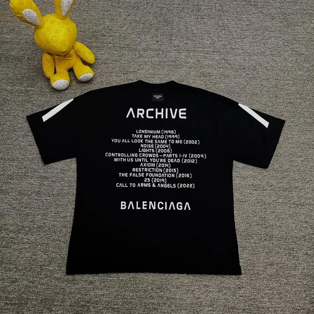 [New] Top version [Supports NFC chip recognition] BALENCIAGA - Balenciaga inverted V music limited short-sleeved T-shirt. Double yarn 32 counts 320 grams - counter synchronization. The front panel is printed with crackle pattern. The inverted V letter appears on the chest. Heavy washing and water-worn distressing process. Detailed collar/cuffs/hems, etc. Many holes. It needs to be polished by hand otherwise the effect of the garment will be irregular. Custom-woven and dyed clothing fabrics are washed twice to achieve a natural worn effect. The size of the letter spacing on the back panel is the same as the original version. It has a full sense of thickness and is different from the market currency. It is a hot-selling style in the market. The same style for men and women. Color: Black White Size: XS. S. M. LP: 280
