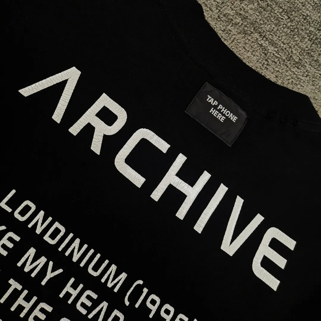 [New] Top version [Supports NFC chip recognition] BALENCIAGA - Balenciaga inverted V music limited short-sleeved T-shirt. Double yarn 32 counts 320 grams - counter synchronization. The front panel is printed with crackle pattern. The inverted V letter appears on the chest. Heavy washing and water-worn distressing process. Detailed collar/cuffs/hems, etc. Many holes. It needs to be polished by hand otherwise the effect of the garment will be irregular. Custom-woven and dyed clothing fabrics are washed twice to achieve a natural worn effect. The size of the letter spacing on the back panel is the same as the original version. It has a full sense of thickness and is different from the market currency. It is a hot-selling style in the market. The same style for men and women. Color: Black White Size: XS. S. M. LP: 280