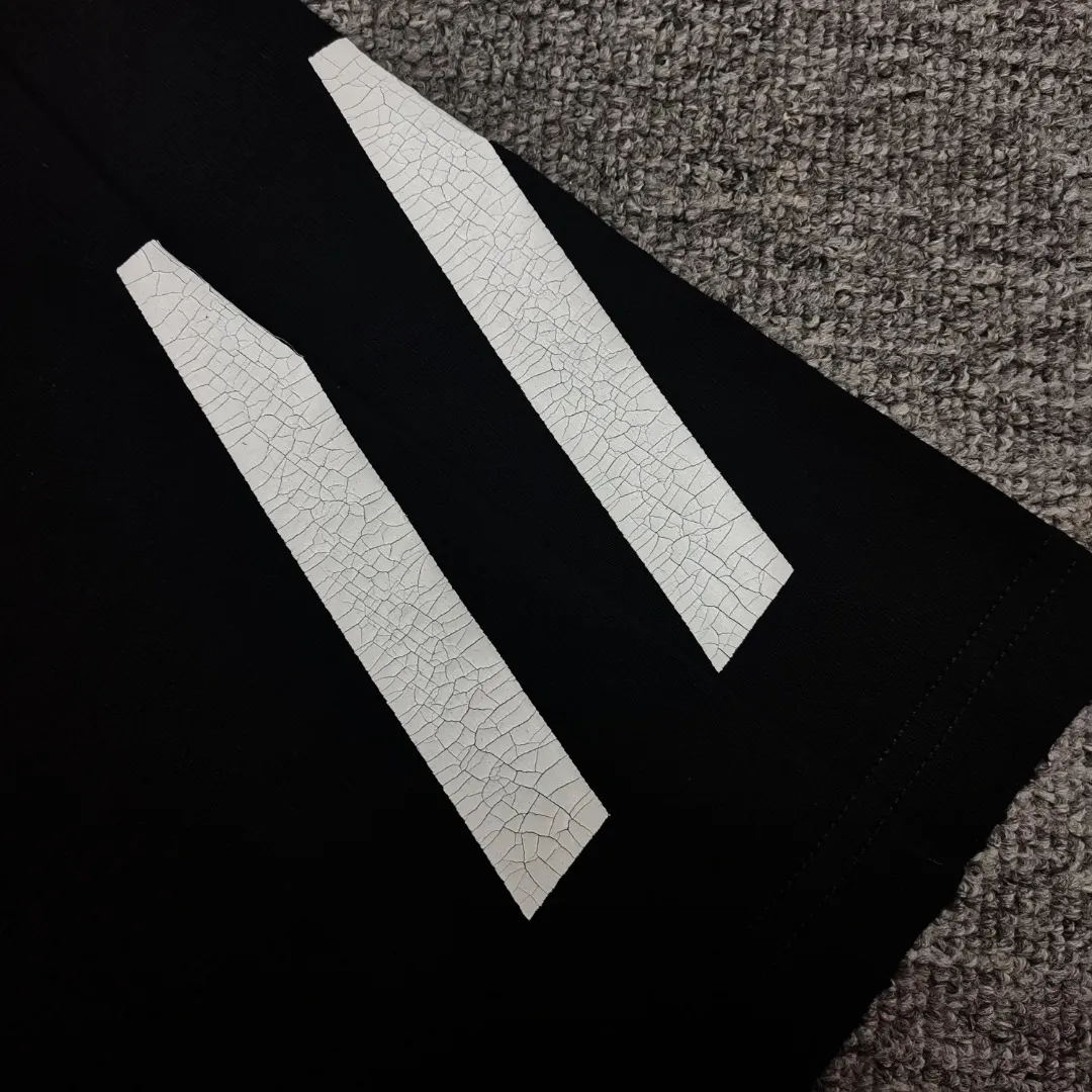 [New] Top version [Supports NFC chip recognition] BALENCIAGA - Balenciaga inverted V music limited short-sleeved T-shirt. Double yarn 32 counts 320 grams - counter synchronization. The front panel is printed with crackle pattern. The inverted V letter appears on the chest. Heavy washing and water-worn distressing process. Detailed collar/cuffs/hems, etc. Many holes. It needs to be polished by hand otherwise the effect of the garment will be irregular. Custom-woven and dyed clothing fabrics are washed twice to achieve a natural worn effect. The size of the letter spacing on the back panel is the same as the original version. It has a full sense of thickness and is different from the market currency. It is a hot-selling style in the market. The same style for men and women. Color: Black White Size: XS. S. M. LP: 280
