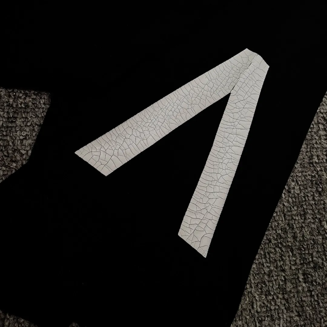 [New] Top version [Supports NFC chip recognition] BALENCIAGA - Balenciaga inverted V music limited short-sleeved T-shirt. Double yarn 32 counts 320 grams - counter synchronization. The front panel is printed with crackle pattern. The inverted V letter appears on the chest. Heavy washing and water-worn distressing process. Detailed collar/cuffs/hems, etc. Many holes. It needs to be polished by hand otherwise the effect of the garment will be irregular. Custom-woven and dyed clothing fabrics are washed twice to achieve a natural worn effect. The size of the letter spacing on the back panel is the same as the original version. It has a full sense of thickness and is different from the market currency. It is a hot-selling style in the market. The same style for men and women. Color: Black White Size: XS. S. M. LP: 280