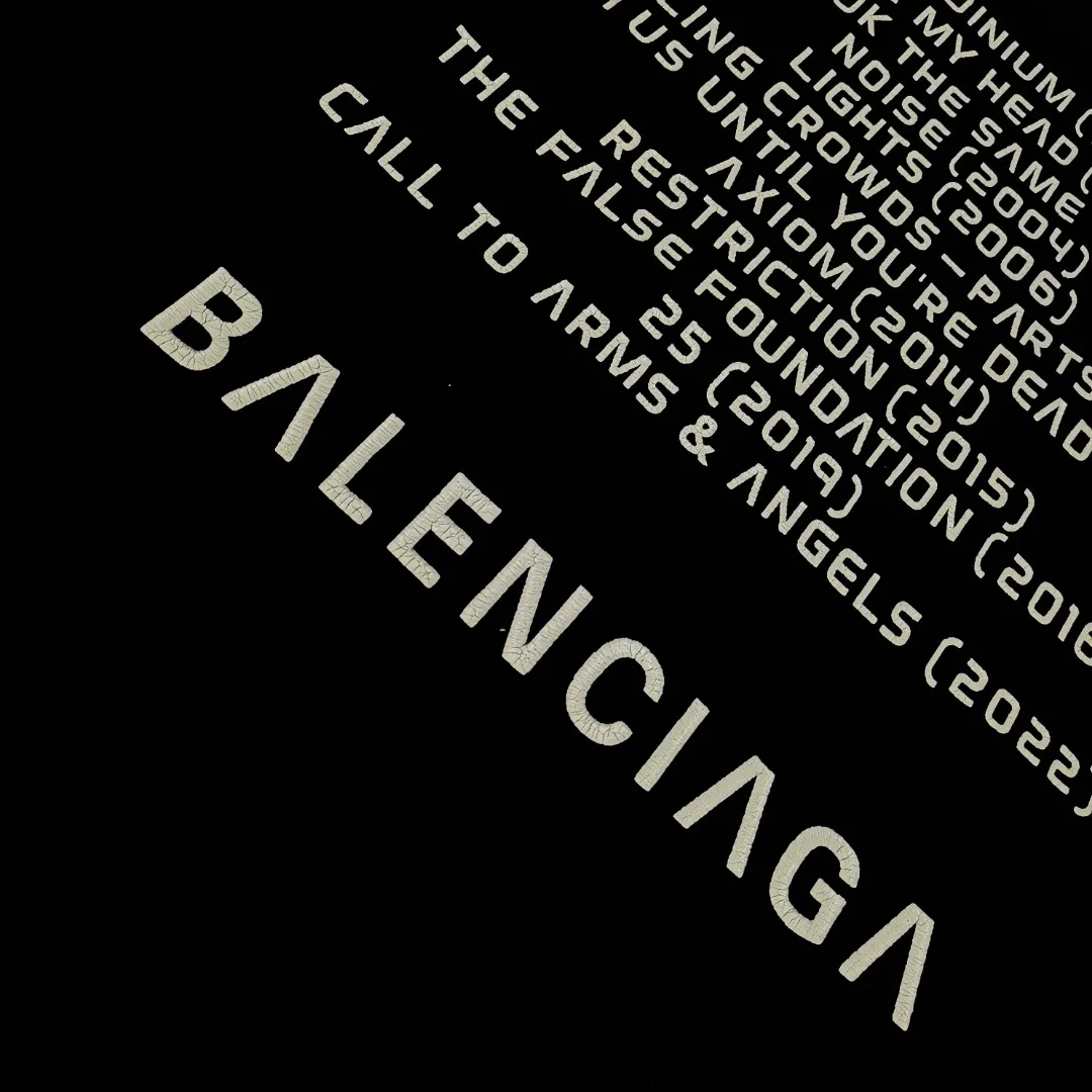 [New] Top version [Supports NFC chip recognition] BALENCIAGA - Balenciaga inverted V music limited short-sleeved T-shirt. Double yarn 32 counts 320 grams - counter synchronization. The front panel is printed with crackle pattern. The inverted V letter appears on the chest. Heavy washing and water-worn distressing process. Detailed collar/cuffs/hems, etc. Many holes. It needs to be polished by hand otherwise the effect of the garment will be irregular. Custom-woven and dyed clothing fabrics are washed twice to achieve a natural worn effect. The size of the letter spacing on the back panel is the same as the original version. It has a full sense of thickness and is different from the market currency. It is a hot-selling style in the market. The same style for men and women. Color: Black White Size: XS. S. M. LP: 280