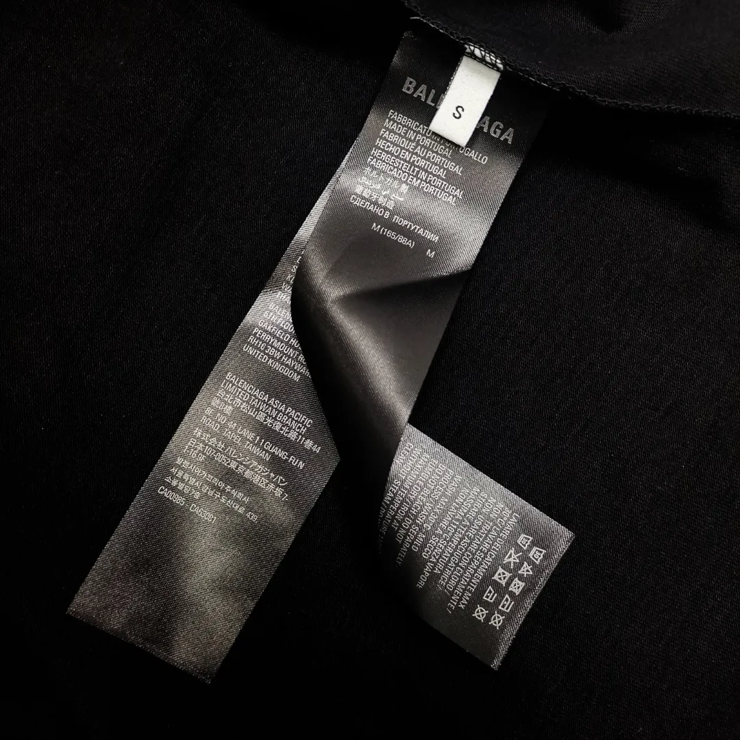 [New] Top version [Supports NFC chip recognition] BALENCIAGA - Balenciaga inverted V music limited short-sleeved T-shirt. Double yarn 32 counts 320 grams - counter synchronization. The front panel is printed with crackle pattern. The inverted V letter appears on the chest. Heavy washing and water-worn distressing process. Detailed collar/cuffs/hems, etc. Many holes. It needs to be polished by hand otherwise the effect of the garment will be irregular. Custom-woven and dyed clothing fabrics are washed twice to achieve a natural worn effect. The size of the letter spacing on the back panel is the same as the original version. It has a full sense of thickness and is different from the market currency. It is a hot-selling style in the market. The same style for men and women. Color: Black White Size: XS. S. M. LP: 280
