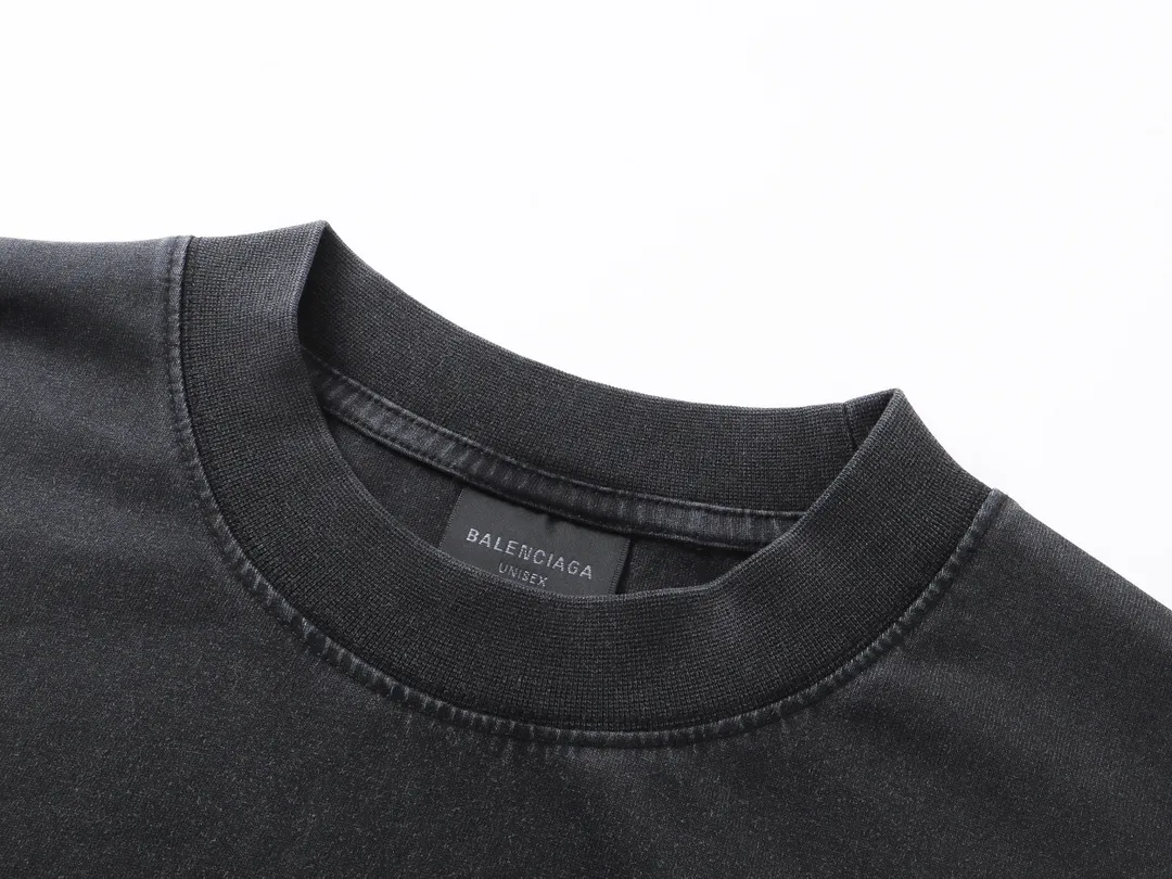 🅿️220 real photos [Top version. Official website quality] BALENCI*GA/Paris.SS25 latest model Georgian Tbilisi white ink direct-jet printing washed and worn long-sleeved T-shirt. Ready-made clothes washed and worn. Brick cabinets are synchronized. Genuine products are developed at the first time. The fabric is made of Paris ZP custom-woven and dyed cotton double yarn. Weighing 260 grams, the cloth surface is clean. The cloth pattern is clear, soft and comfortable. The threads are dyed with no color difference. The printing adopts computer direct printing, and the effect is three-dimensional. The version adopts OS loose shoulder design. Same style for men and women. Code: BL255070 Color: washed black Size: XS S M L