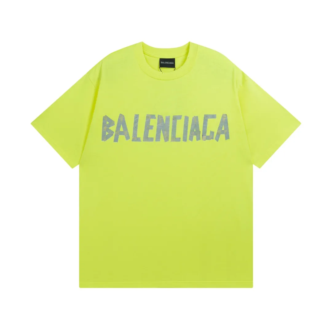 🅿️194 Detailed picture [Top version. Official website quality] BALENCI*GA/Paris. 23ss latest classic model. Tape pulp printing. Ready-to-wear washed and distressed short-sleeved T-shirt. Brick cabinet synchronization. The fabric is made of Paris ZP custom-woven and dyed 100% cotton double yarn compact cotton. The weight is 260 grams, the cloth surface is clean. The cloth pattern is clear, soft and comfortable, and the thread is dyed with no color difference. The classic pattern is printed with environmentally friendly imported materials, and the tape pattern is glued. The letters are clear and the effect is three-dimensional. Restored brick cabinet. The garments were washed and aged, and polished by many hands. Produced by ultra-heavy craftsmanship, the market currency is very different, welcome to compare.                                 Note⚠️ZP is made of iron gray garments that are washed and distressed. Pay attention to the big difference! Welcome to compare! The version adopts OS loose shoulder version. The same style for men and women. Code: BL223089 Color: iron gray, white, fluorescent green, gray blue, coffee color, fog blue, beige gray, burgundy, green, floral gray Size: XS S M L