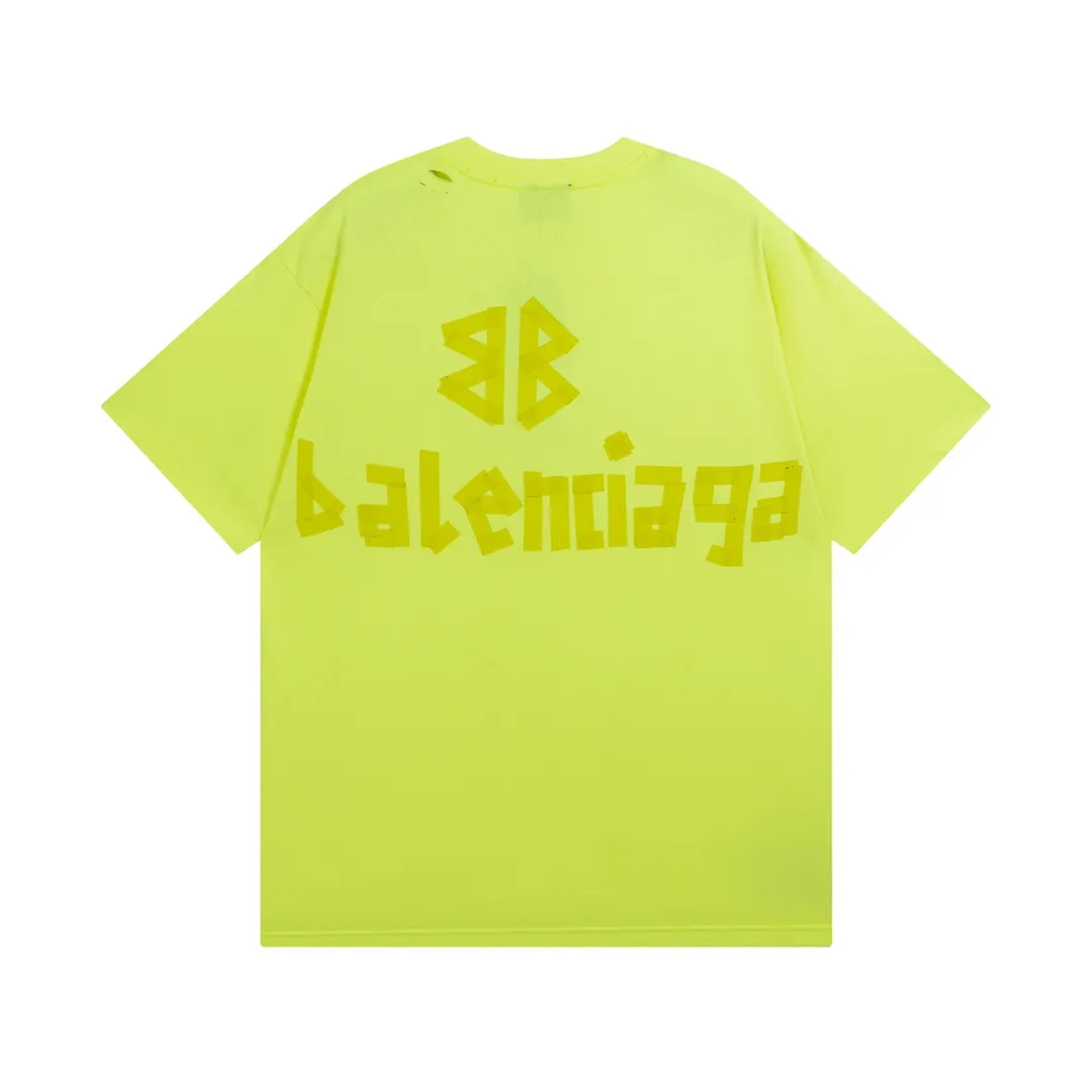 🅿️194 Detailed picture [Top version. Official website quality] BALENCI*GA/Paris. 23ss latest classic model. Tape pulp printing. Ready-to-wear washed and distressed short-sleeved T-shirt. Brick cabinet synchronization. The fabric is made of Paris ZP custom-woven and dyed 100% cotton double yarn compact cotton. The weight is 260 grams, the cloth surface is clean. The cloth pattern is clear, soft and comfortable, and the thread is dyed with no color difference. The classic pattern is printed with environmentally friendly imported materials, and the tape pattern is glued. The letters are clear and the effect is three-dimensional. Restored brick cabinet. The garments were washed and aged, and polished by many hands. Produced by ultra-heavy craftsmanship, the market currency is very different, welcome to compare.                                 Note⚠️ZP is made of iron gray garments that are washed and distressed. Pay attention to the big difference! Welcome to compare! The version adopts OS loose shoulder version. The same style for men and women. Code: BL223089 Color: iron gray, white, fluorescent green, gray blue, coffee color, fog blue, beige gray, burgundy, green, floral gray Size: XS S M L