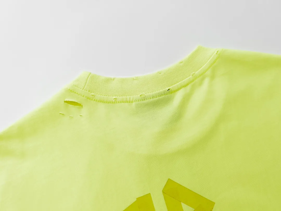 🅿️194 Detailed picture [Top version. Official website quality] BALENCI*GA/Paris. 23ss latest classic model. Tape pulp printing. Ready-to-wear washed and distressed short-sleeved T-shirt. Brick cabinet synchronization. The fabric is made of Paris ZP custom-woven and dyed 100% cotton double yarn compact cotton. The weight is 260 grams, the cloth surface is clean. The cloth pattern is clear, soft and comfortable, and the thread is dyed with no color difference. The classic pattern is printed with environmentally friendly imported materials, and the tape pattern is glued. The letters are clear and the effect is three-dimensional. Restored brick cabinet. The garments were washed and aged, and polished by many hands. Produced by ultra-heavy craftsmanship, the market currency is very different, welcome to compare.                                 Note⚠️ZP is made of iron gray garments that are washed and distressed. Pay attention to the big difference! Welcome to compare! The version adopts OS loose shoulder version. The same style for men and women. Code: BL223089 Color: iron gray, white, fluorescent green, gray blue, coffee color, fog blue, beige gray, burgundy, green, floral gray Size: XS S M L