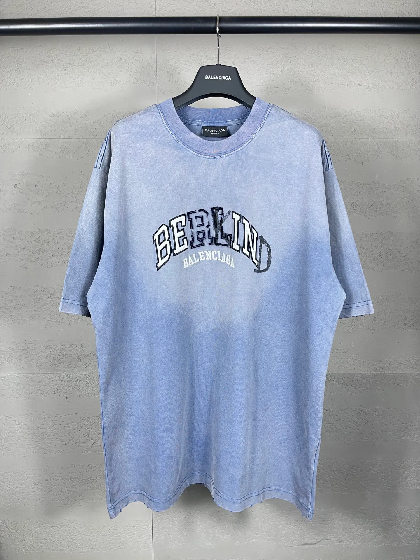 🅿️206 Real photos [Top version. Official website quality] BALENCI*GA/Paris BALENCI*GA#2024 latest model, classic letter LOGO graffiti. Toothbrush embroidery short-sleeved T-shirt. Brick cabinet synchronization. Genuine products are developed and developed in the first time. Welcome to compare! The fabric is made of Paris ZP custom-woven and dyed 100% cotton double-yarn compact cotton. The weight is 260 grams. The cloth surface is clean. The cloth pattern is clear. It is soft and comfortable. It has good color fastness and is not easy to change color. The threads are woven and dyed with no color difference. The embroidery is done using imported Tajima embroidery machines. Super 12W needle and thread, three-dimensional effect, clear lines. No burrs and miscellaneous threads, ultra-high craftsmanship embroidery. Catch up on the complicated washing process. The version adopts OS loose shoulder design. Same style for men and women. Code: BL223302 Color: washed blue Size: XS to L