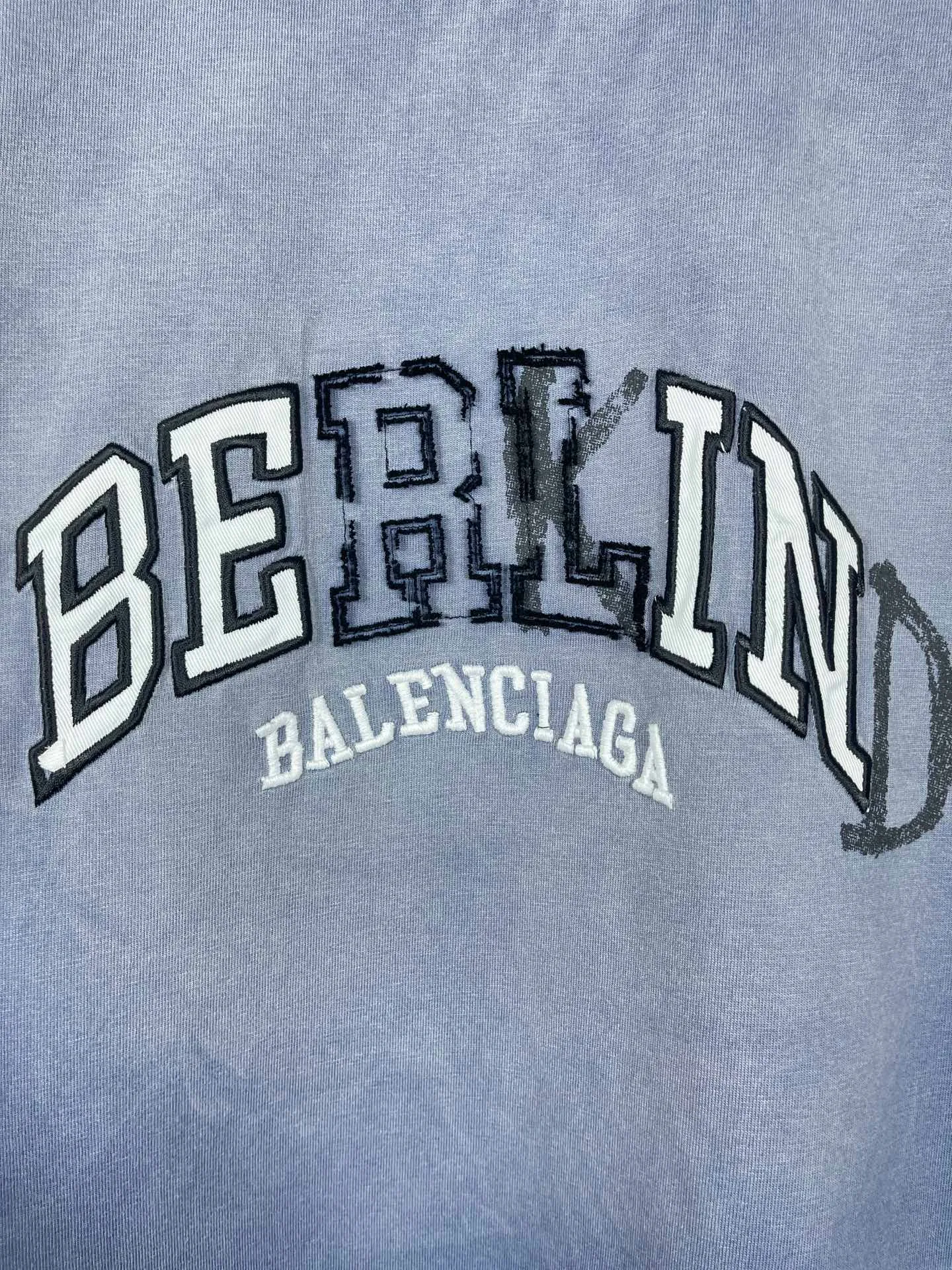 🅿️206 Real photos [Top version. Official website quality] BALENCI*GA/Paris BALENCI*GA#2024 latest model, classic letter LOGO graffiti. Toothbrush embroidery short-sleeved T-shirt. Brick cabinet synchronization. Genuine products are developed and developed in the first time. Welcome to compare! The fabric is made of Paris ZP custom-woven and dyed 100% cotton double-yarn compact cotton. The weight is 260 grams. The cloth surface is clean. The cloth pattern is clear. It is soft and comfortable. It has good color fastness and is not easy to change color. The threads are woven and dyed with no color difference. The embroidery is done using imported Tajima embroidery machines. Super 12W needle and thread, three-dimensional effect, clear lines. No burrs and miscellaneous threads, ultra-high craftsmanship embroidery. Catch up on the complicated washing process. The version adopts OS loose shoulder design. Same style for men and women. Code: BL223302 Color: washed blue Size: XS to L