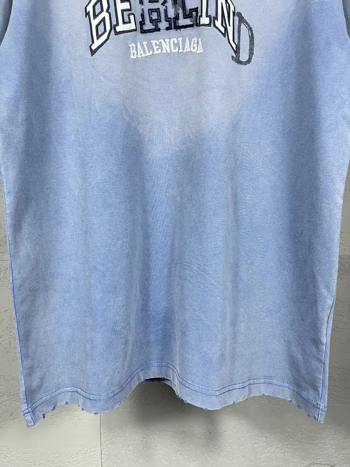 🅿️206 Real photos [Top version. Official website quality] BALENCI*GA/Paris BALENCI*GA#2024 latest model, classic letter LOGO graffiti. Toothbrush embroidery short-sleeved T-shirt. Brick cabinet synchronization. Genuine products are developed and developed in the first time. Welcome to compare! The fabric is made of Paris ZP custom-woven and dyed 100% cotton double-yarn compact cotton. The weight is 260 grams. The cloth surface is clean. The cloth pattern is clear. It is soft and comfortable. It has good color fastness and is not easy to change color. The threads are woven and dyed with no color difference. The embroidery is done using imported Tajima embroidery machines. Super 12W needle and thread, three-dimensional effect, clear lines. No burrs and miscellaneous threads, ultra-high craftsmanship embroidery. Catch up on the complicated washing process. The version adopts OS loose shoulder design. Same style for men and women. Code: BL223302 Color: washed blue Size: XS to L
