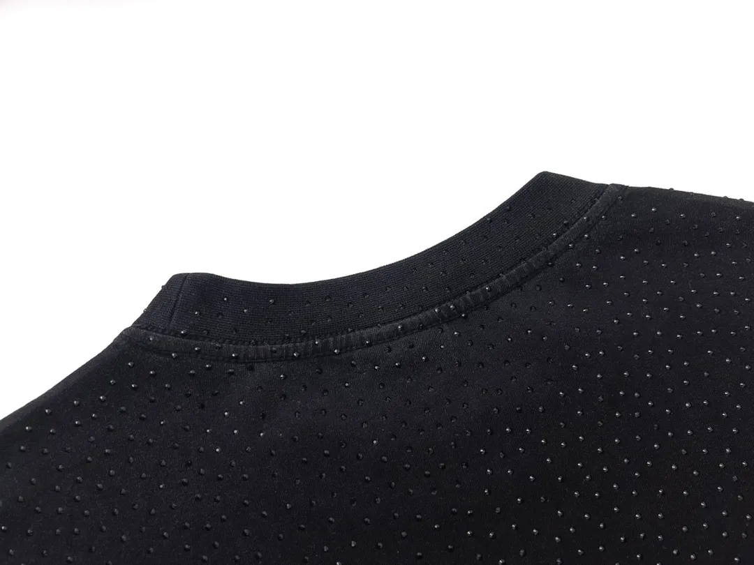 🅿️250 Detailed picture [Top version. Official website quality] BALENCI*GA/Paris BALENCI*GA# Starry hot diamond washed and distressed short-sleeved T-shirt. Brick cabinet synchronization. The fabric is made of Paris ZP custom-woven and dyed 100% cotton double yarn compact cotton. The weight is 260 grams. The cloth surface is clean. The cloth pattern is clear. Soft and comfortable. The color fastness is good. It is not easy to change color. The threads are woven and dyed with no color difference. The whole piece of clothing is washed and made into a solid, high-tech, ironed finish. Imported diamonds are used. The luster is bright and bright. It is not easy to fall off. The market is wrong. Comparisons welcome. Restore brick cabinet. The version adopts OS loose shoulder version. Same style for men and women. Code: BL223106 Color: washed black. White Size: XS to L
