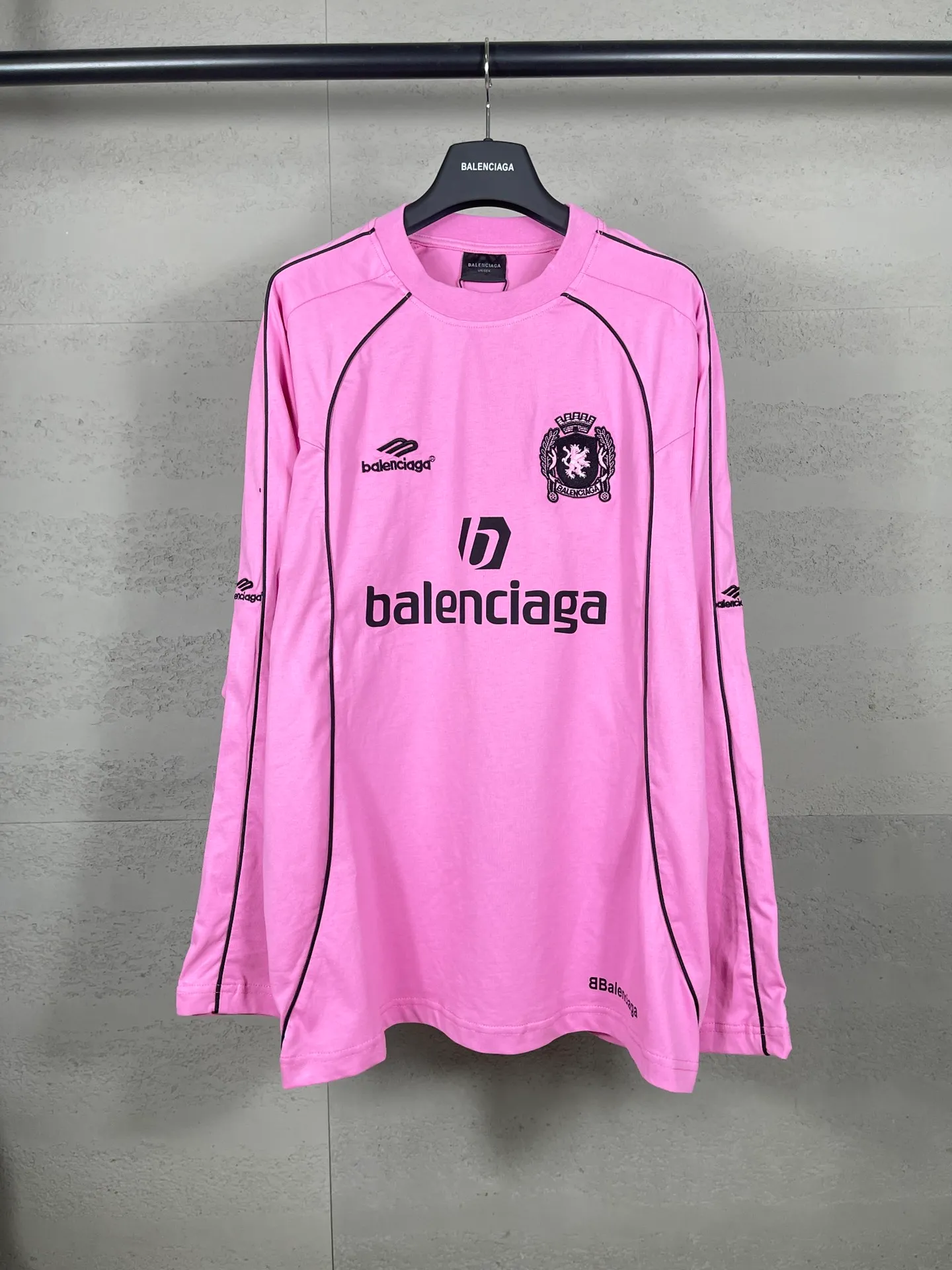 🅿️300 real photos [Top version. Official website quality] BALENCI*GA/Paris new model. Co-branded football sportswear LOGO embroidered printed long-sleeved T-shirt # The whole piece of clothing is stitched with multiple stitching edges. The craftsmanship is extremely complex and the market currency is very different. Welcome to compare 🆚. The fabric is made of Paris ZP custom-woven and dyed cotton double yarn. Weighing 260 grams, the cloth surface is clean. The cloth pattern is clear, soft and comfortable. The threads are dyed with no color difference. The classic pattern embroidery is embroidered by Tajima imported embroidery machine, and the printing uses imported glue. The letters are clear, three-dimensional and without burrs. Jubie market produces pictures based on pictures. Welcome to compare. The version adopts OS loose shoulder design. Same style for men and women. Code: BL225036 Color: black, white, pink, red, fluorescent yellow Size: XS S M L