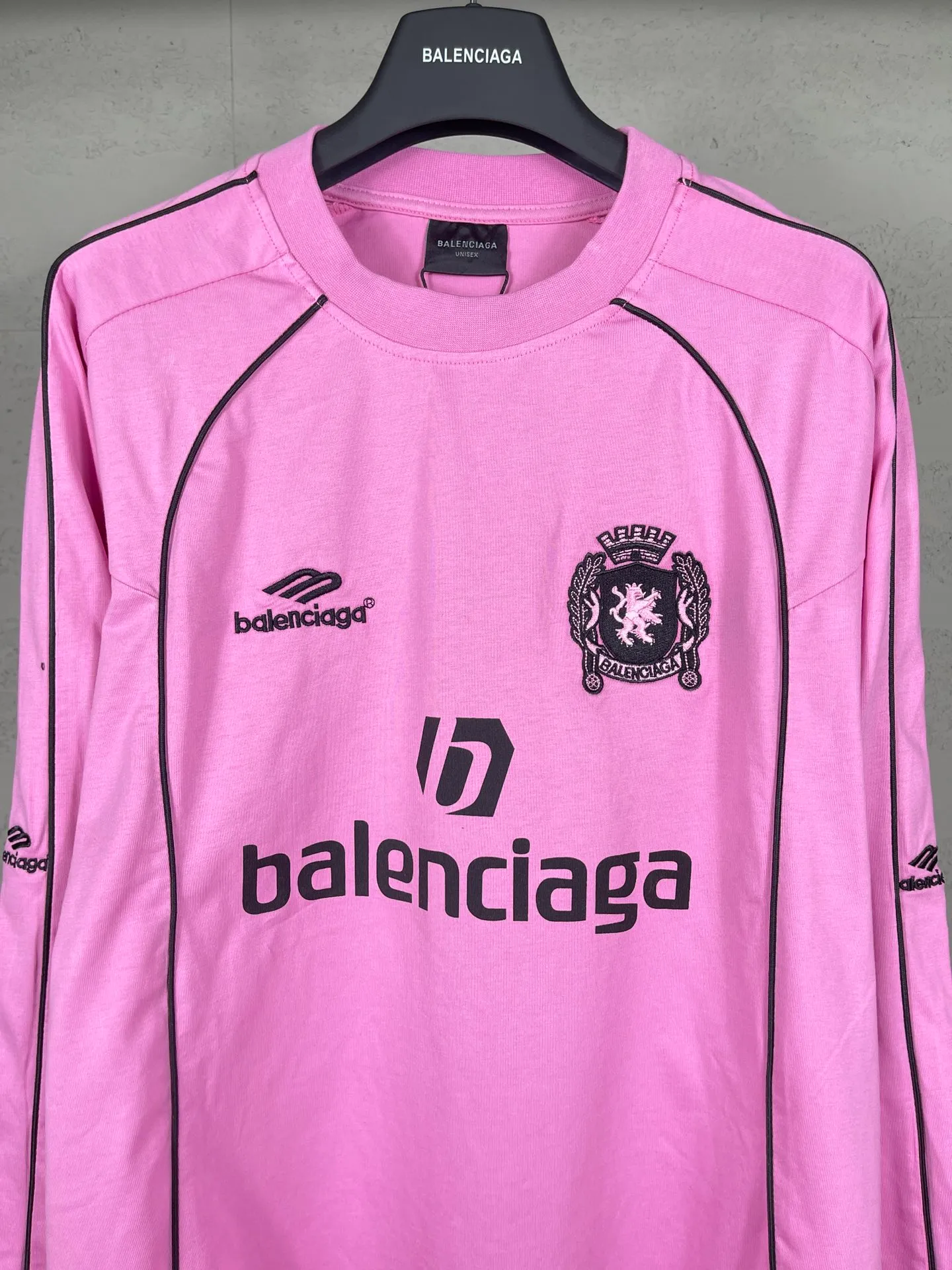 🅿️300 real photos [Top version. Official website quality] BALENCI*GA/Paris new model. Co-branded football sportswear LOGO embroidered printed long-sleeved T-shirt # The whole piece of clothing is stitched with multiple stitching edges. The craftsmanship is extremely complex and the market currency is very different. Welcome to compare 🆚. The fabric is made of Paris ZP custom-woven and dyed cotton double yarn. Weighing 260 grams, the cloth surface is clean. The cloth pattern is clear, soft and comfortable. The threads are dyed with no color difference. The classic pattern embroidery is embroidered by Tajima imported embroidery machine, and the printing uses imported glue. The letters are clear, three-dimensional and without burrs. Jubie market produces pictures based on pictures. Welcome to compare. The version adopts OS loose shoulder design. Same style for men and women. Code: BL225036 Color: black, white, pink, red, fluorescent yellow Size: XS S M L