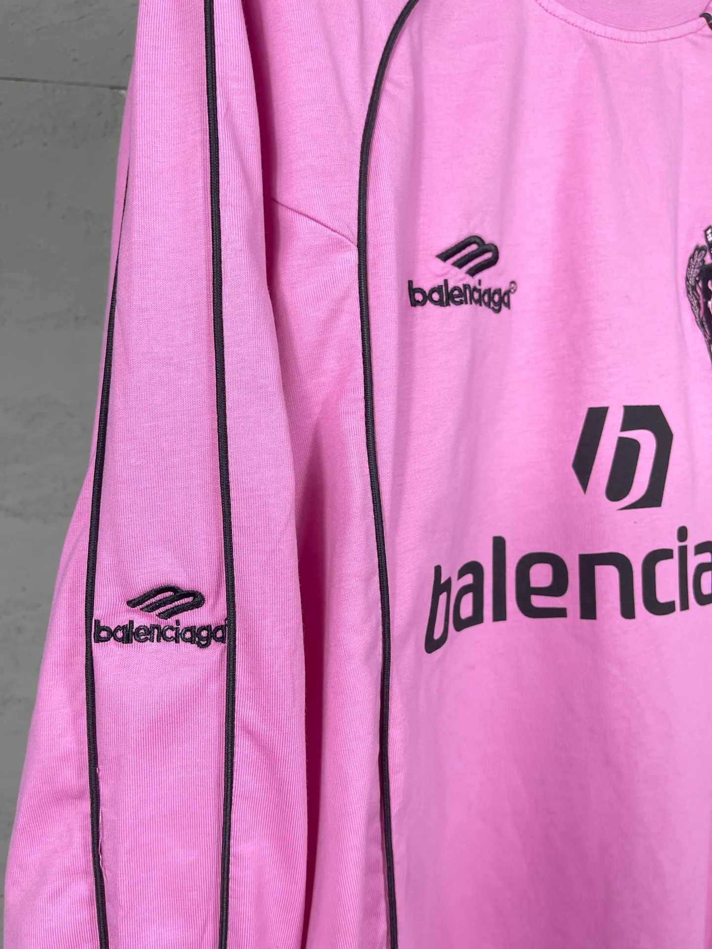 🅿️300 real photos [Top version. Official website quality] BALENCI*GA/Paris new model. Co-branded football sportswear LOGO embroidered printed long-sleeved T-shirt # The whole piece of clothing is stitched with multiple stitching edges. The craftsmanship is extremely complex and the market currency is very different. Welcome to compare 🆚. The fabric is made of Paris ZP custom-woven and dyed cotton double yarn. Weighing 260 grams, the cloth surface is clean. The cloth pattern is clear, soft and comfortable. The threads are dyed with no color difference. The classic pattern embroidery is embroidered by Tajima imported embroidery machine, and the printing uses imported glue. The letters are clear, three-dimensional and without burrs. Jubie market produces pictures based on pictures. Welcome to compare. The version adopts OS loose shoulder design. Same style for men and women. Code: BL225036 Color: black, white, pink, red, fluorescent yellow Size: XS S M L
