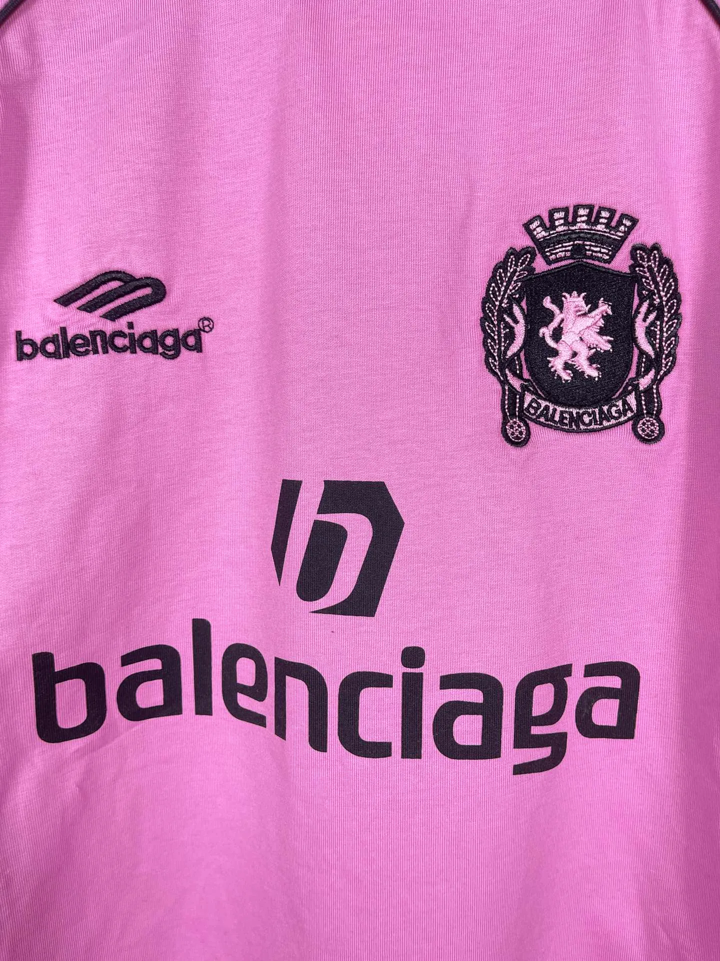 🅿️300 real photos [Top version. Official website quality] BALENCI*GA/Paris new model. Co-branded football sportswear LOGO embroidered printed long-sleeved T-shirt # The whole piece of clothing is stitched with multiple stitching edges. The craftsmanship is extremely complex and the market currency is very different. Welcome to compare 🆚. The fabric is made of Paris ZP custom-woven and dyed cotton double yarn. Weighing 260 grams, the cloth surface is clean. The cloth pattern is clear, soft and comfortable. The threads are dyed with no color difference. The classic pattern embroidery is embroidered by Tajima imported embroidery machine, and the printing uses imported glue. The letters are clear, three-dimensional and without burrs. Jubie market produces pictures based on pictures. Welcome to compare. The version adopts OS loose shoulder design. Same style for men and women. Code: BL225036 Color: black, white, pink, red, fluorescent yellow Size: XS S M L