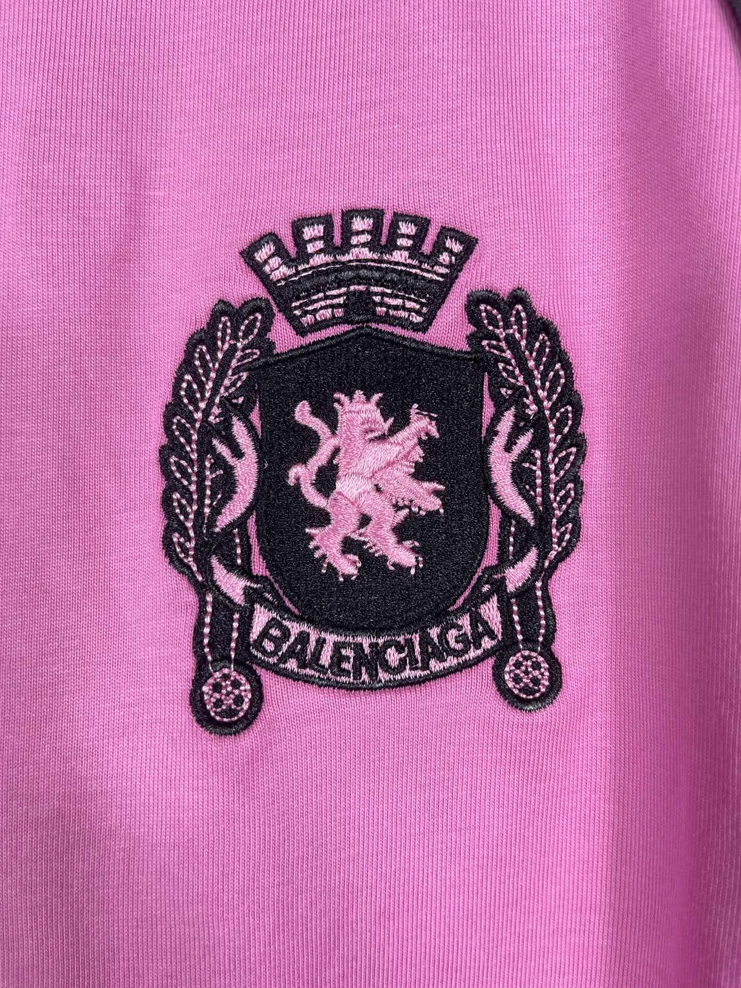 🅿️300 real photos [Top version. Official website quality] BALENCI*GA/Paris new model. Co-branded football sportswear LOGO embroidered printed long-sleeved T-shirt # The whole piece of clothing is stitched with multiple stitching edges. The craftsmanship is extremely complex and the market currency is very different. Welcome to compare 🆚. The fabric is made of Paris ZP custom-woven and dyed cotton double yarn. Weighing 260 grams, the cloth surface is clean. The cloth pattern is clear, soft and comfortable. The threads are dyed with no color difference. The classic pattern embroidery is embroidered by Tajima imported embroidery machine, and the printing uses imported glue. The letters are clear, three-dimensional and without burrs. Jubie market produces pictures based on pictures. Welcome to compare. The version adopts OS loose shoulder design. Same style for men and women. Code: BL225036 Color: black, white, pink, red, fluorescent yellow Size: XS S M L