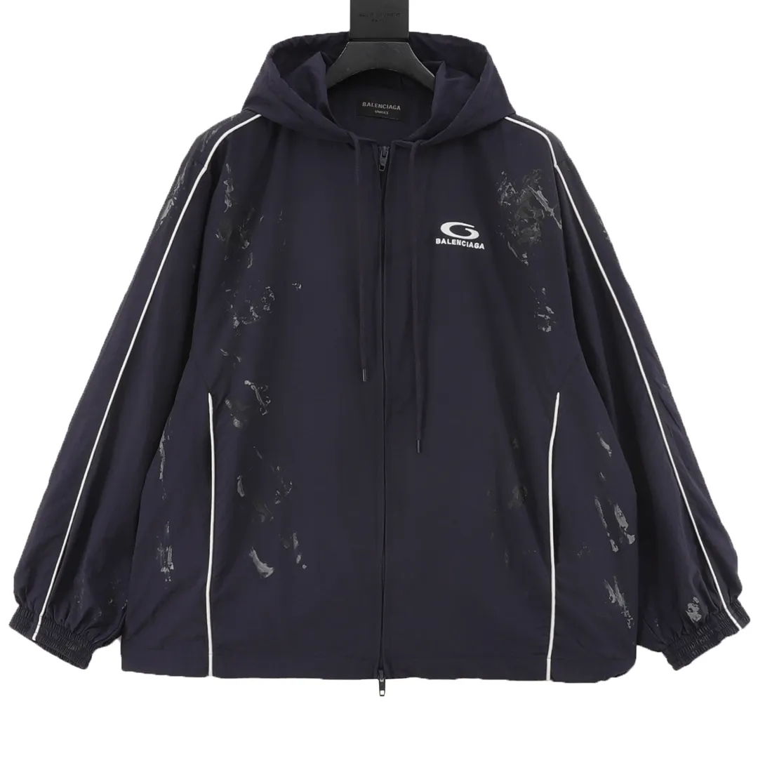 🅿️580 Balenciaga/Balenciaga BLCG 25FW 84 graffiti spray-painted navy half-ring embroidered sports suit jacket. Light luxury. A must-have item for daily commuting for men and women. Correct version. Welcome to compare. Detailed features · Customized matt Taslan jacket fabric · The fabric has undergone a waterproof coating process · The interior is made of three-level polyester bird's eye mesh · OS ultra-loose silhouette design · Side zipper pockets hooded design · Internal zipper pocket design · Cuffs are designed with elastic elasticity · The hem is designed with elastic spring buckles to tighten the waist · Open mold customization hardware zipper Jacket double puller design · Handmade graffiti spray paint painting process for ready-made garments · Tajima high-speed embroidery machine with 100,000 three-dimensional needles · Splicing and insert technology · Zippered pockets on the side of trousers · Original main mark washed tag packaging Color: Navy Size: 46-54