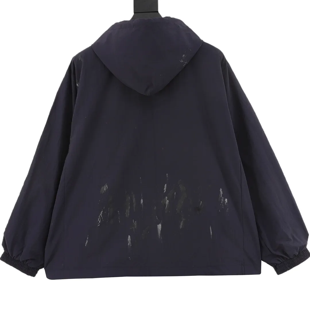 🅿️580 Balenciaga/Balenciaga BLCG 25FW 84 graffiti spray-painted navy half-ring embroidered sports suit jacket. Light luxury. A must-have item for daily commuting for men and women. Correct version. Welcome to compare. Detailed features · Customized matt Taslan jacket fabric · The fabric has undergone a waterproof coating process · The interior is made of three-level polyester bird's eye mesh · OS ultra-loose silhouette design · Side zipper pockets hooded design · Internal zipper pocket design · Cuffs are designed with elastic elasticity · The hem is designed with elastic spring buckles to tighten the waist · Open mold customization hardware zipper Jacket double puller design · Handmade graffiti spray paint painting process for ready-made garments · Tajima high-speed embroidery machine with 100,000 three-dimensional needles · Splicing and insert technology · Zippered pockets on the side of trousers · Original main mark washed tag packaging Color: Navy Size: 46-54