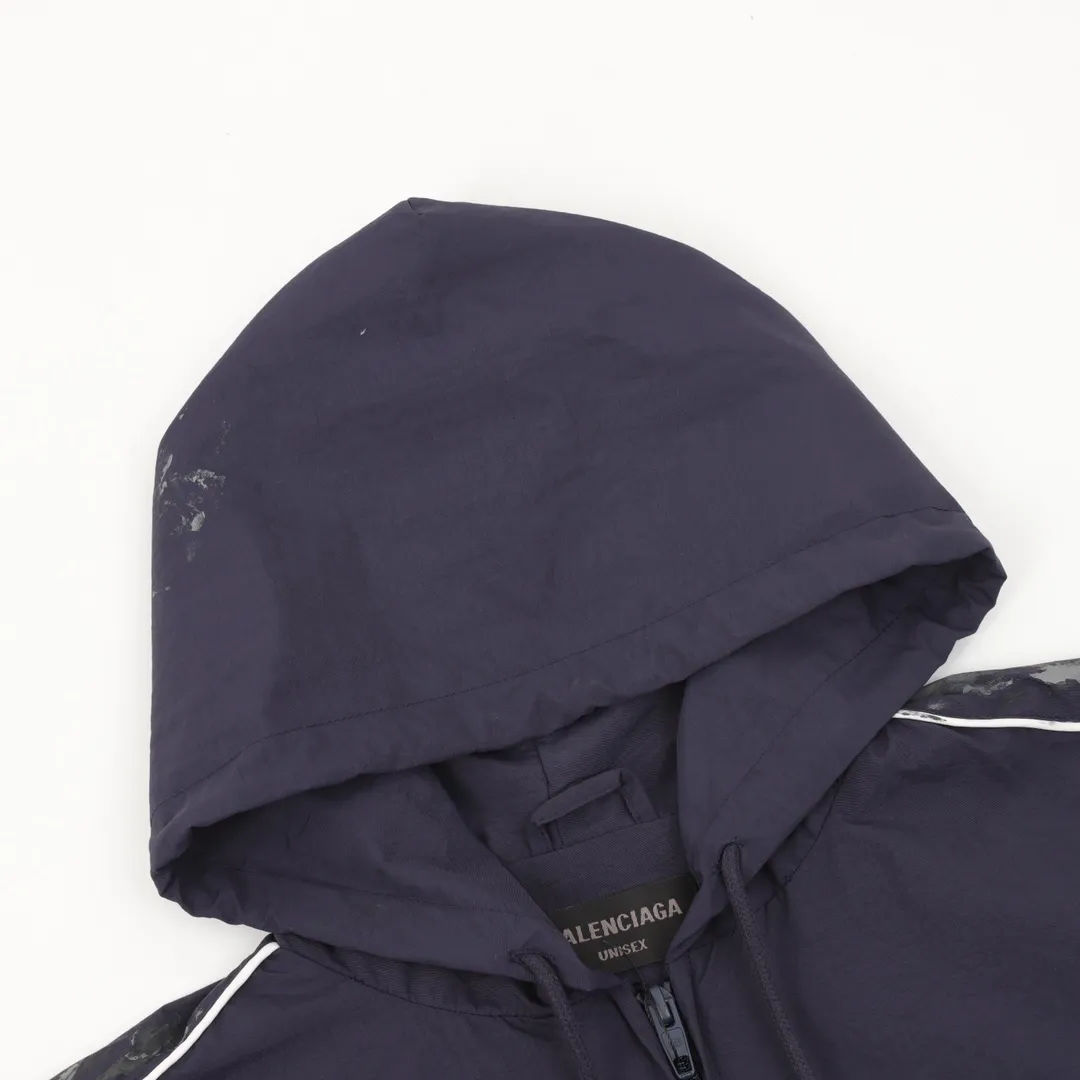 🅿️580 Balenciaga/Balenciaga BLCG 25FW 84 graffiti spray-painted navy half-ring embroidered sports suit jacket. Light luxury. A must-have item for daily commuting for men and women. Correct version. Welcome to compare. Detailed features · Customized matt Taslan jacket fabric · The fabric has undergone a waterproof coating process · The interior is made of three-level polyester bird's eye mesh · OS ultra-loose silhouette design · Side zipper pockets hooded design · Internal zipper pocket design · Cuffs are designed with elastic elasticity · The hem is designed with elastic spring buckles to tighten the waist · Open mold customization hardware zipper Jacket double puller design · Handmade graffiti spray paint painting process for ready-made garments · Tajima high-speed embroidery machine with 100,000 three-dimensional needles · Splicing and insert technology · Zippered pockets on the side of trousers · Original main mark washed tag packaging Color: Navy Size: 46-54