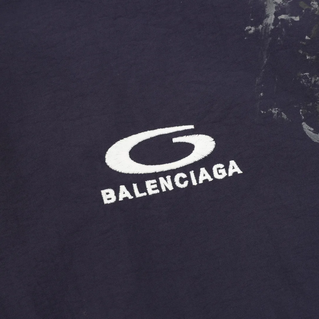 🅿️580 Balenciaga/Balenciaga BLCG 25FW 84 graffiti spray-painted navy half-ring embroidered sports suit jacket. Light luxury. A must-have item for daily commuting for men and women. Correct version. Welcome to compare. Detailed features · Customized matt Taslan jacket fabric · The fabric has undergone a waterproof coating process · The interior is made of three-level polyester bird's eye mesh · OS ultra-loose silhouette design · Side zipper pockets hooded design · Internal zipper pocket design · Cuffs are designed with elastic elasticity · The hem is designed with elastic spring buckles to tighten the waist · Open mold customization hardware zipper Jacket double puller design · Handmade graffiti spray paint painting process for ready-made garments · Tajima high-speed embroidery machine with 100,000 three-dimensional needles · Splicing and insert technology · Zippered pockets on the side of trousers · Original main mark washed tag packaging Color: Navy Size: 46-54