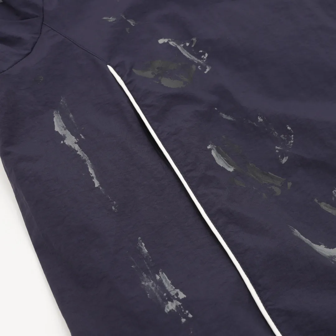 🅿️580 Balenciaga/Balenciaga BLCG 25FW 84 graffiti spray-painted navy half-ring embroidered sports suit jacket. Light luxury. A must-have item for daily commuting for men and women. Correct version. Welcome to compare. Detailed features · Customized matt Taslan jacket fabric · The fabric has undergone a waterproof coating process · The interior is made of three-level polyester bird's eye mesh · OS ultra-loose silhouette design · Side zipper pockets hooded design · Internal zipper pocket design · Cuffs are designed with elastic elasticity · The hem is designed with elastic spring buckles to tighten the waist · Open mold customization hardware zipper Jacket double puller design · Handmade graffiti spray paint painting process for ready-made garments · Tajima high-speed embroidery machine with 100,000 three-dimensional needles · Splicing and insert technology · Zippered pockets on the side of trousers · Original main mark washed tag packaging Color: Navy Size: 46-54