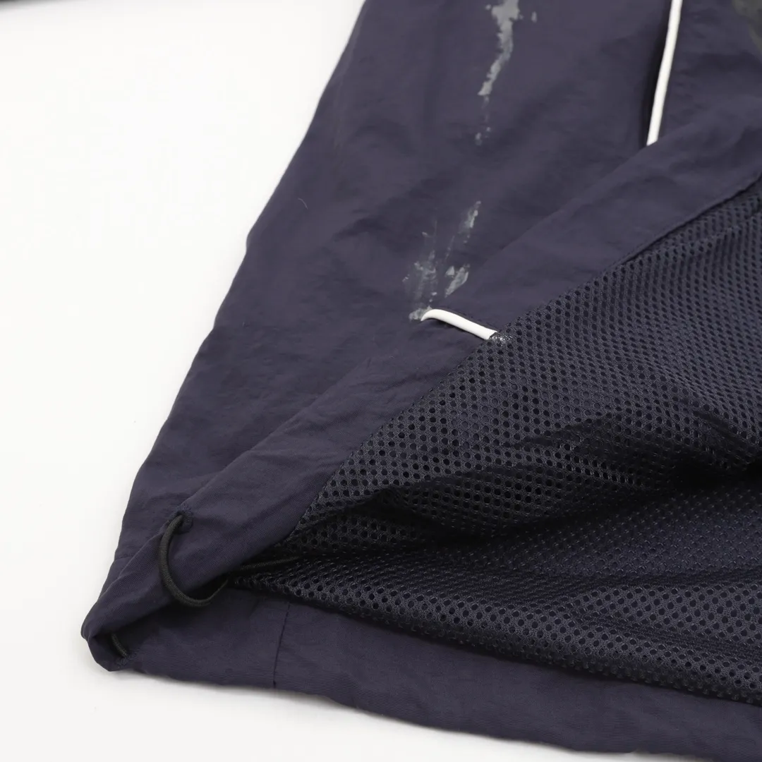 🅿️580 Balenciaga/Balenciaga BLCG 25FW 84 graffiti spray-painted navy half-ring embroidered sports suit jacket. Light luxury. A must-have item for daily commuting for men and women. Correct version. Welcome to compare. Detailed features · Customized matt Taslan jacket fabric · The fabric has undergone a waterproof coating process · The interior is made of three-level polyester bird's eye mesh · OS ultra-loose silhouette design · Side zipper pockets hooded design · Internal zipper pocket design · Cuffs are designed with elastic elasticity · The hem is designed with elastic spring buckles to tighten the waist · Open mold customization hardware zipper Jacket double puller design · Handmade graffiti spray paint painting process for ready-made garments · Tajima high-speed embroidery machine with 100,000 three-dimensional needles · Splicing and insert technology · Zippered pockets on the side of trousers · Original main mark washed tag packaging Color: Navy Size: 46-54