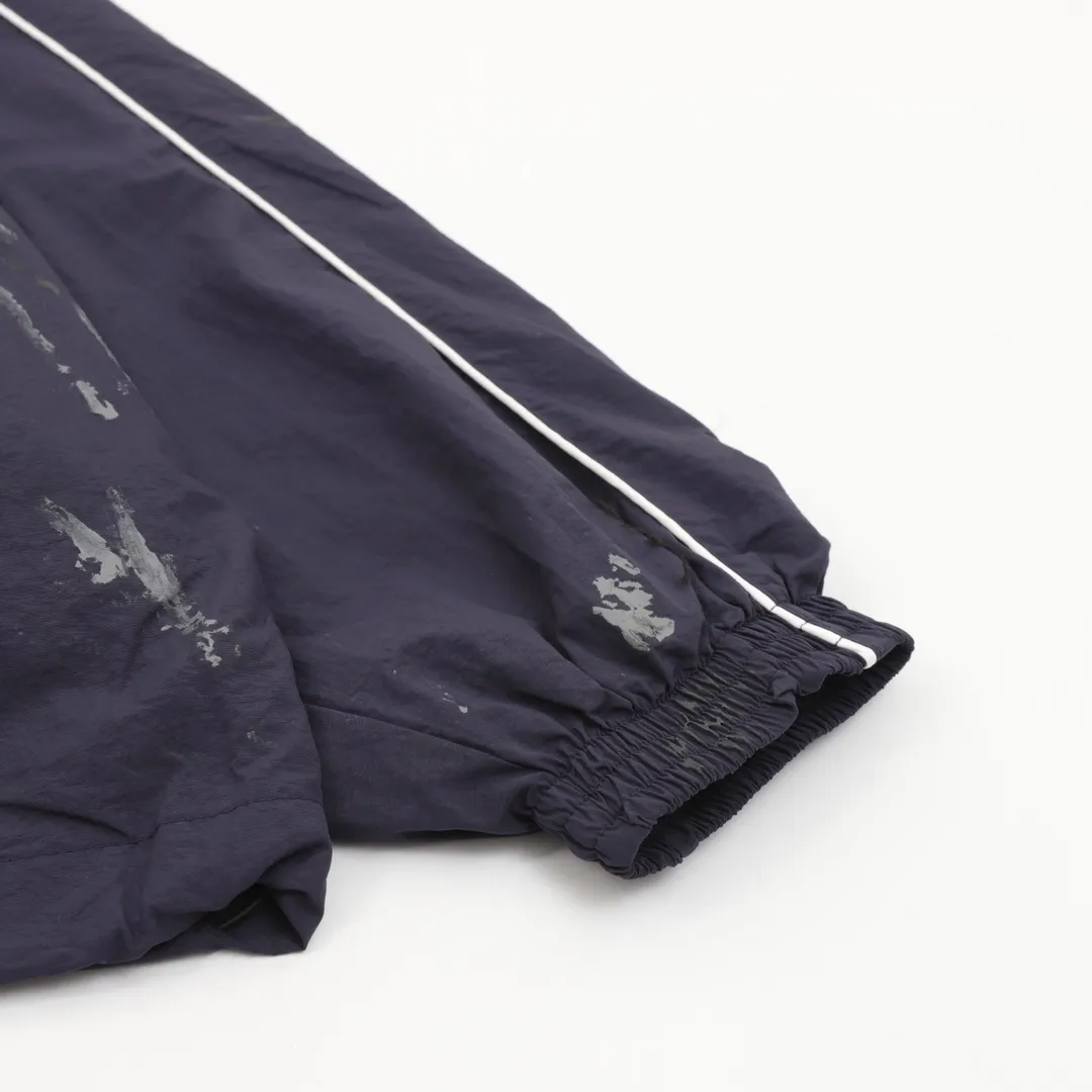 🅿️580 Balenciaga/Balenciaga BLCG 25FW 84 graffiti spray-painted navy half-ring embroidered sports suit jacket. Light luxury. A must-have item for daily commuting for men and women. Correct version. Welcome to compare. Detailed features · Customized matt Taslan jacket fabric · The fabric has undergone a waterproof coating process · The interior is made of three-level polyester bird's eye mesh · OS ultra-loose silhouette design · Side zipper pockets hooded design · Internal zipper pocket design · Cuffs are designed with elastic elasticity · The hem is designed with elastic spring buckles to tighten the waist · Open mold customization hardware zipper Jacket double puller design · Handmade graffiti spray paint painting process for ready-made garments · Tajima high-speed embroidery machine with 100,000 three-dimensional needles · Splicing and insert technology · Zippered pockets on the side of trousers · Original main mark washed tag packaging Color: Navy Size: 46-54