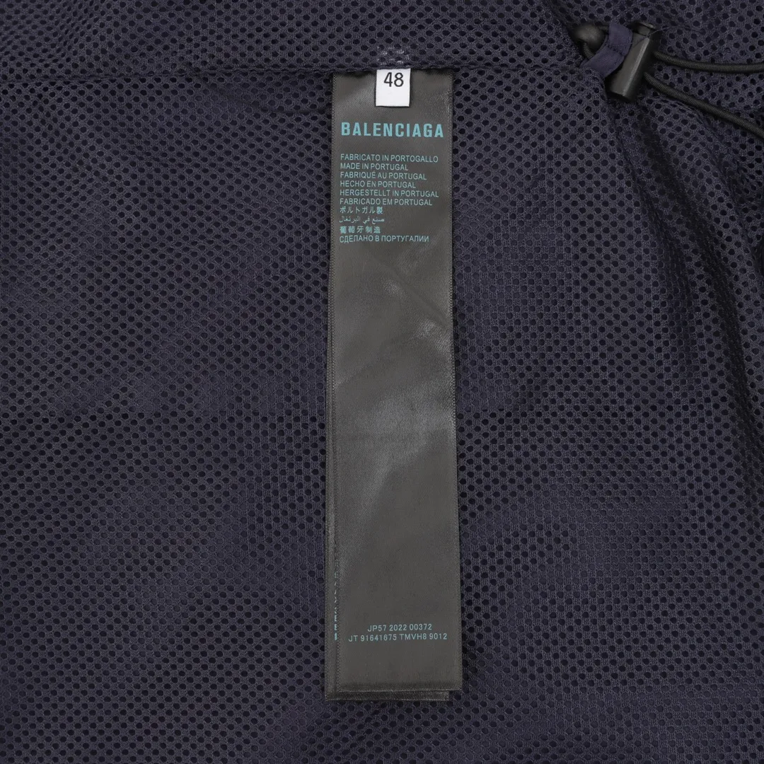 🅿️580 Balenciaga/Balenciaga BLCG 25FW 84 graffiti spray-painted navy half-ring embroidered sports suit jacket. Light luxury. A must-have item for daily commuting for men and women. Correct version. Welcome to compare. Detailed features · Customized matt Taslan jacket fabric · The fabric has undergone a waterproof coating process · The interior is made of three-level polyester bird's eye mesh · OS ultra-loose silhouette design · Side zipper pockets hooded design · Internal zipper pocket design · Cuffs are designed with elastic elasticity · The hem is designed with elastic spring buckles to tighten the waist · Open mold customization hardware zipper Jacket double puller design · Handmade graffiti spray paint painting process for ready-made garments · Tajima high-speed embroidery machine with 100,000 three-dimensional needles · Splicing and insert technology · Zippered pockets on the side of trousers · Original main mark washed tag packaging Color: Navy Size: 46-54