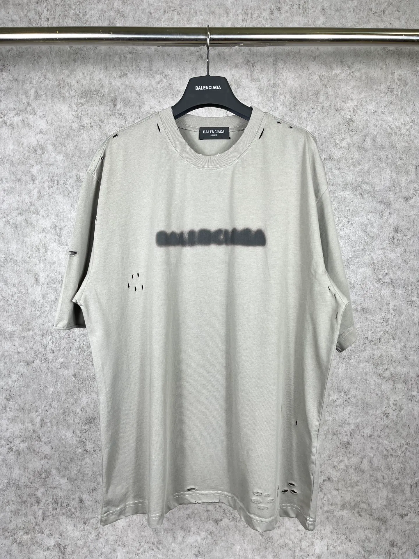 🅿️174 Real photos [Top version. Official website quality] BALENCI*GA/Paris. Blurred LOGO washed and worn short-sleeved T-shirt. Brick cabinet synchronization. The fabric is made of Paris ZP custom-woven and dyed 100% cotton double yarn compact cotton. The weight is 260 grams, the cloth surface is clean. The cloth pattern is clear, soft and comfortable. The threads are dyed with no color difference. The classic pattern printing uses Kornit digital direct printing. The ready-made clothes are washed and distressed, and the brick cabinets are restored. The whole piece of clothing is extremely complex in craftsmanship. Different market currency, welcome to compare, the version adopts OS loose shoulder version. Same style for men and women Coding: BL223038 Color: Black. White. High-grade gray Size: XS S M L