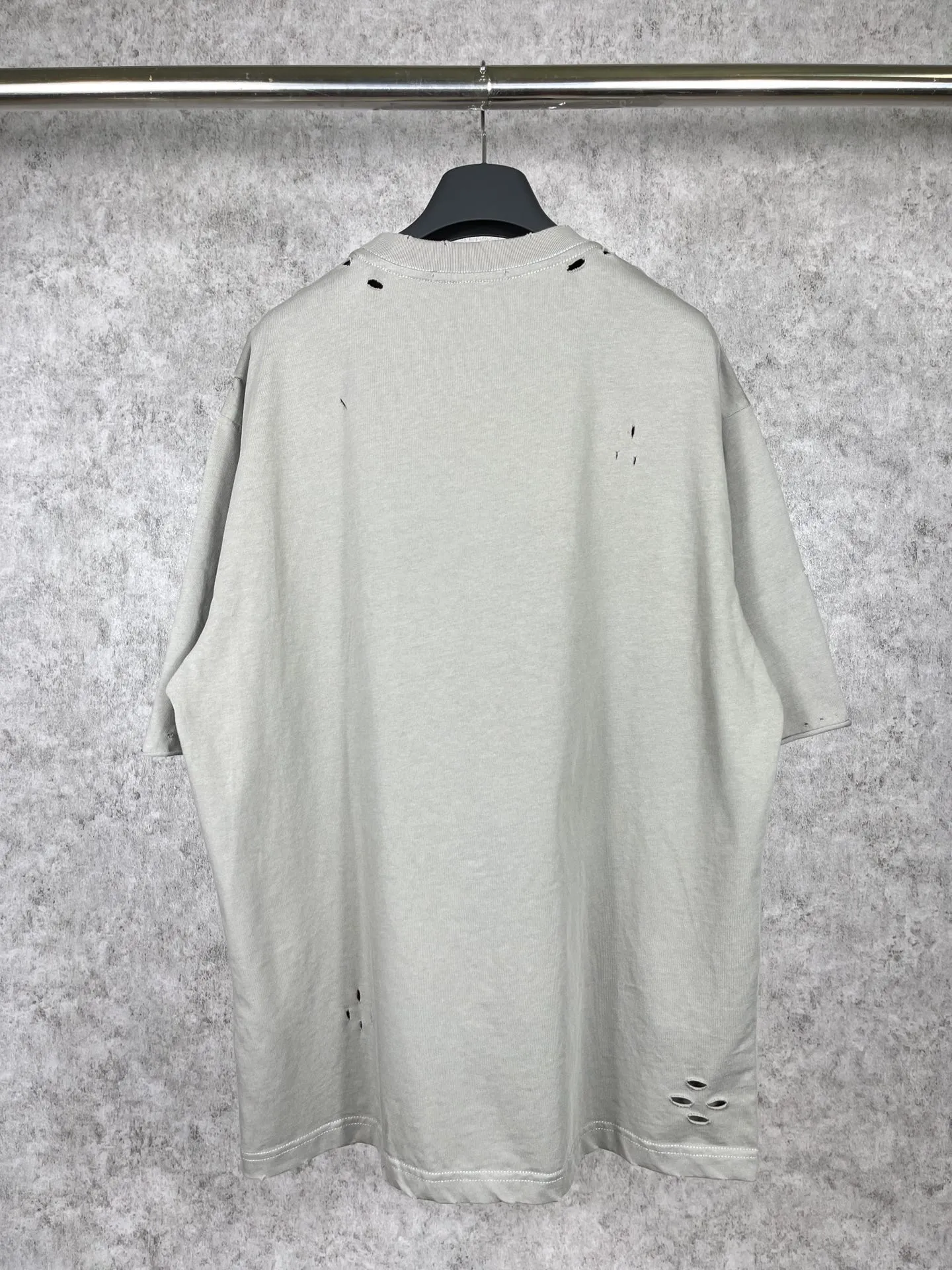 🅿️174 Real photos [Top version. Official website quality] BALENCI*GA/Paris. Blurred LOGO washed and worn short-sleeved T-shirt. Brick cabinet synchronization. The fabric is made of Paris ZP custom-woven and dyed 100% cotton double yarn compact cotton. The weight is 260 grams, the cloth surface is clean. The cloth pattern is clear, soft and comfortable. The threads are dyed with no color difference. The classic pattern printing uses Kornit digital direct printing. The ready-made clothes are washed and distressed, and the brick cabinets are restored. The whole piece of clothing is extremely complex in craftsmanship. Different market currency, welcome to compare, the version adopts OS loose shoulder version. Same style for men and women Coding: BL223038 Color: Black. White. High-grade gray Size: XS S M L