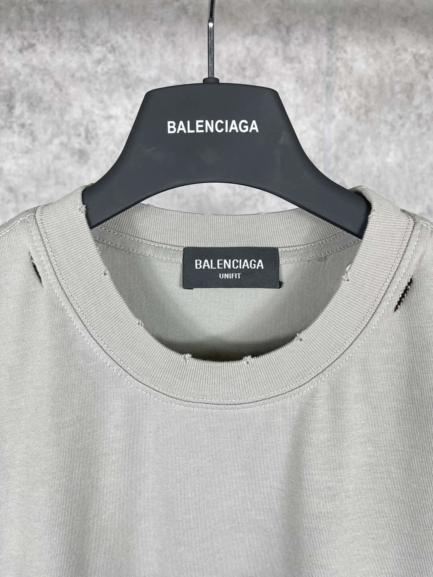 🅿️174 Real photos [Top version. Official website quality] BALENCI*GA/Paris. Blurred LOGO washed and worn short-sleeved T-shirt. Brick cabinet synchronization. The fabric is made of Paris ZP custom-woven and dyed 100% cotton double yarn compact cotton. The weight is 260 grams, the cloth surface is clean. The cloth pattern is clear, soft and comfortable. The threads are dyed with no color difference. The classic pattern printing uses Kornit digital direct printing. The ready-made clothes are washed and distressed, and the brick cabinets are restored. The whole piece of clothing is extremely complex in craftsmanship. Different market currency, welcome to compare, the version adopts OS loose shoulder version. Same style for men and women Coding: BL223038 Color: Black. White. High-grade gray Size: XS S M L