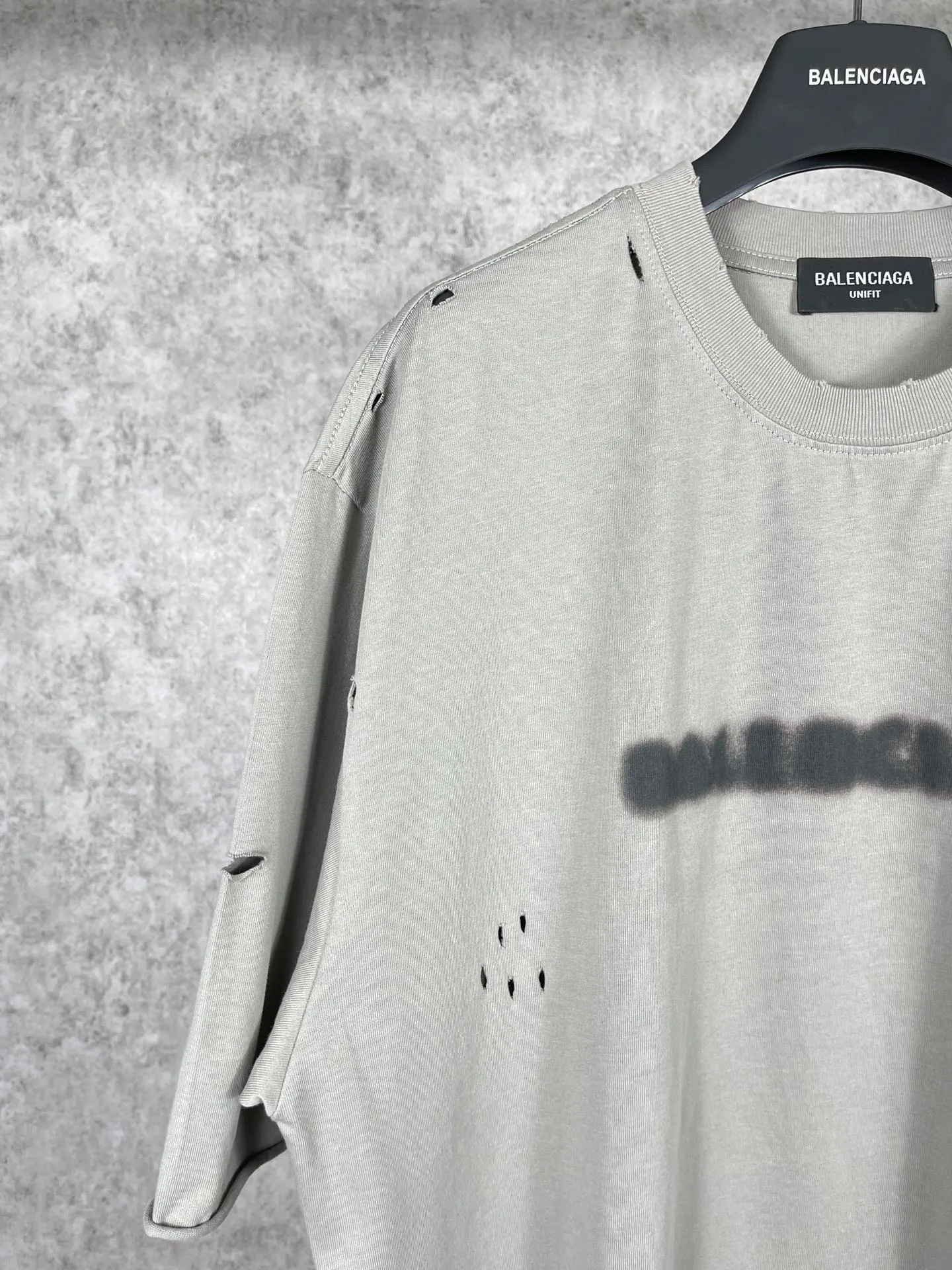 🅿️174 Real photos [Top version. Official website quality] BALENCI*GA/Paris. Blurred LOGO washed and worn short-sleeved T-shirt. Brick cabinet synchronization. The fabric is made of Paris ZP custom-woven and dyed 100% cotton double yarn compact cotton. The weight is 260 grams, the cloth surface is clean. The cloth pattern is clear, soft and comfortable. The threads are dyed with no color difference. The classic pattern printing uses Kornit digital direct printing. The ready-made clothes are washed and distressed, and the brick cabinets are restored. The whole piece of clothing is extremely complex in craftsmanship. Different market currency, welcome to compare, the version adopts OS loose shoulder version. Same style for men and women Coding: BL223038 Color: Black. White. High-grade gray Size: XS S M L