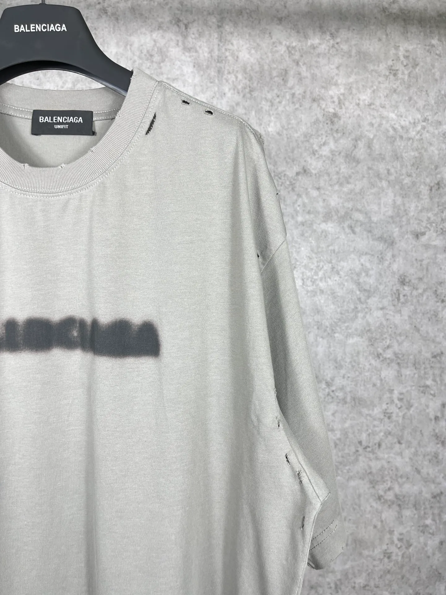 🅿️174 Real photos [Top version. Official website quality] BALENCI*GA/Paris. Blurred LOGO washed and worn short-sleeved T-shirt. Brick cabinet synchronization. The fabric is made of Paris ZP custom-woven and dyed 100% cotton double yarn compact cotton. The weight is 260 grams, the cloth surface is clean. The cloth pattern is clear, soft and comfortable. The threads are dyed with no color difference. The classic pattern printing uses Kornit digital direct printing. The ready-made clothes are washed and distressed, and the brick cabinets are restored. The whole piece of clothing is extremely complex in craftsmanship. Different market currency, welcome to compare, the version adopts OS loose shoulder version. Same style for men and women Coding: BL223038 Color: Black. White. High-grade gray Size: XS S M L