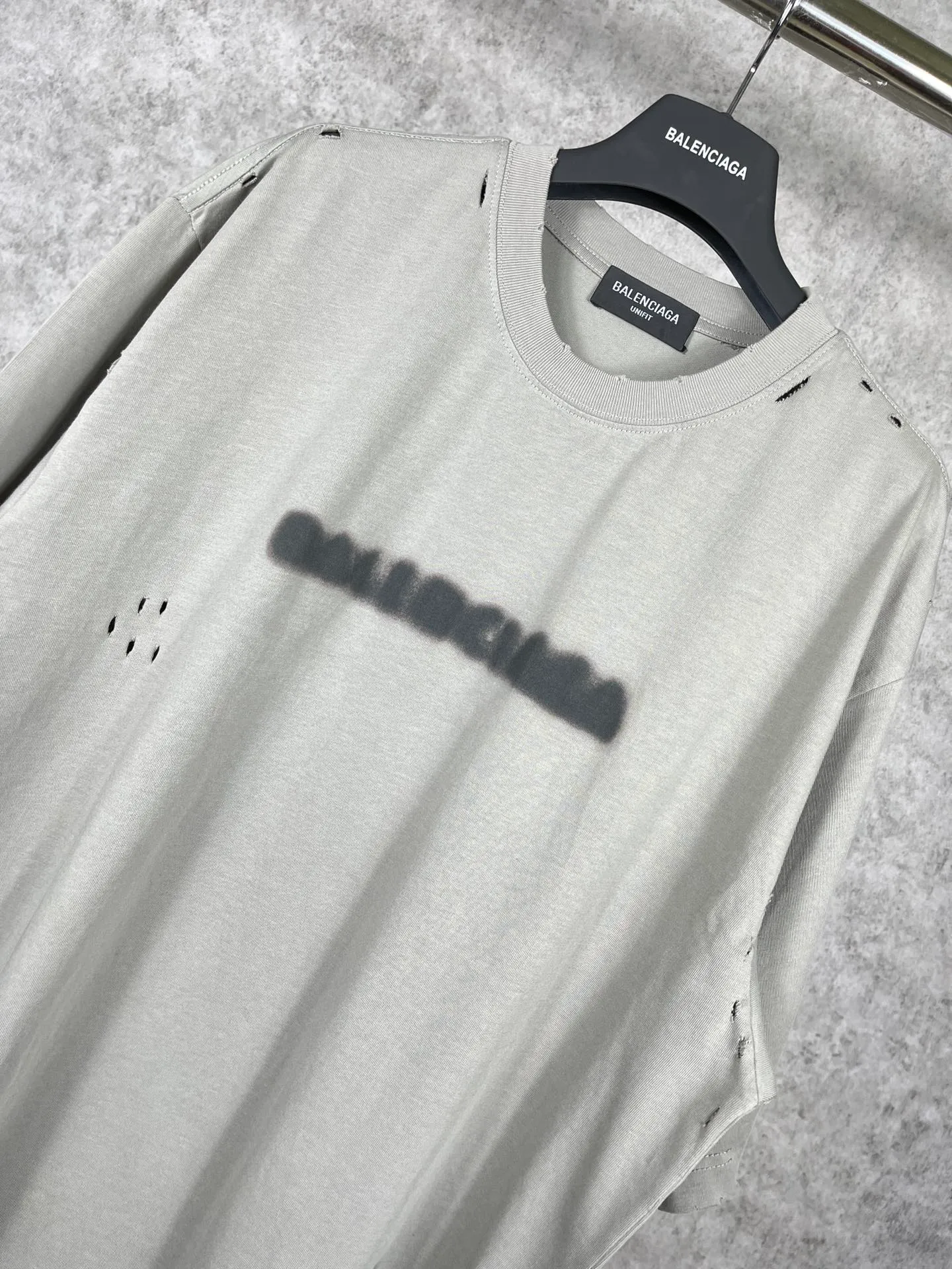 🅿️174 Real photos [Top version. Official website quality] BALENCI*GA/Paris. Blurred LOGO washed and worn short-sleeved T-shirt. Brick cabinet synchronization. The fabric is made of Paris ZP custom-woven and dyed 100% cotton double yarn compact cotton. The weight is 260 grams, the cloth surface is clean. The cloth pattern is clear, soft and comfortable. The threads are dyed with no color difference. The classic pattern printing uses Kornit digital direct printing. The ready-made clothes are washed and distressed, and the brick cabinets are restored. The whole piece of clothing is extremely complex in craftsmanship. Different market currency, welcome to compare, the version adopts OS loose shoulder version. Same style for men and women Coding: BL223038 Color: Black. White. High-grade gray Size: XS S M L
