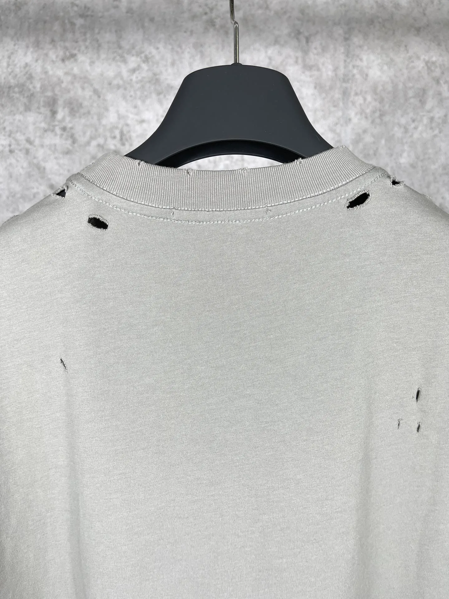 🅿️174 Real photos [Top version. Official website quality] BALENCI*GA/Paris. Blurred LOGO washed and worn short-sleeved T-shirt. Brick cabinet synchronization. The fabric is made of Paris ZP custom-woven and dyed 100% cotton double yarn compact cotton. The weight is 260 grams, the cloth surface is clean. The cloth pattern is clear, soft and comfortable. The threads are dyed with no color difference. The classic pattern printing uses Kornit digital direct printing. The ready-made clothes are washed and distressed, and the brick cabinets are restored. The whole piece of clothing is extremely complex in craftsmanship. Different market currency, welcome to compare, the version adopts OS loose shoulder version. Same style for men and women Coding: BL223038 Color: Black. White. High-grade gray Size: XS S M L