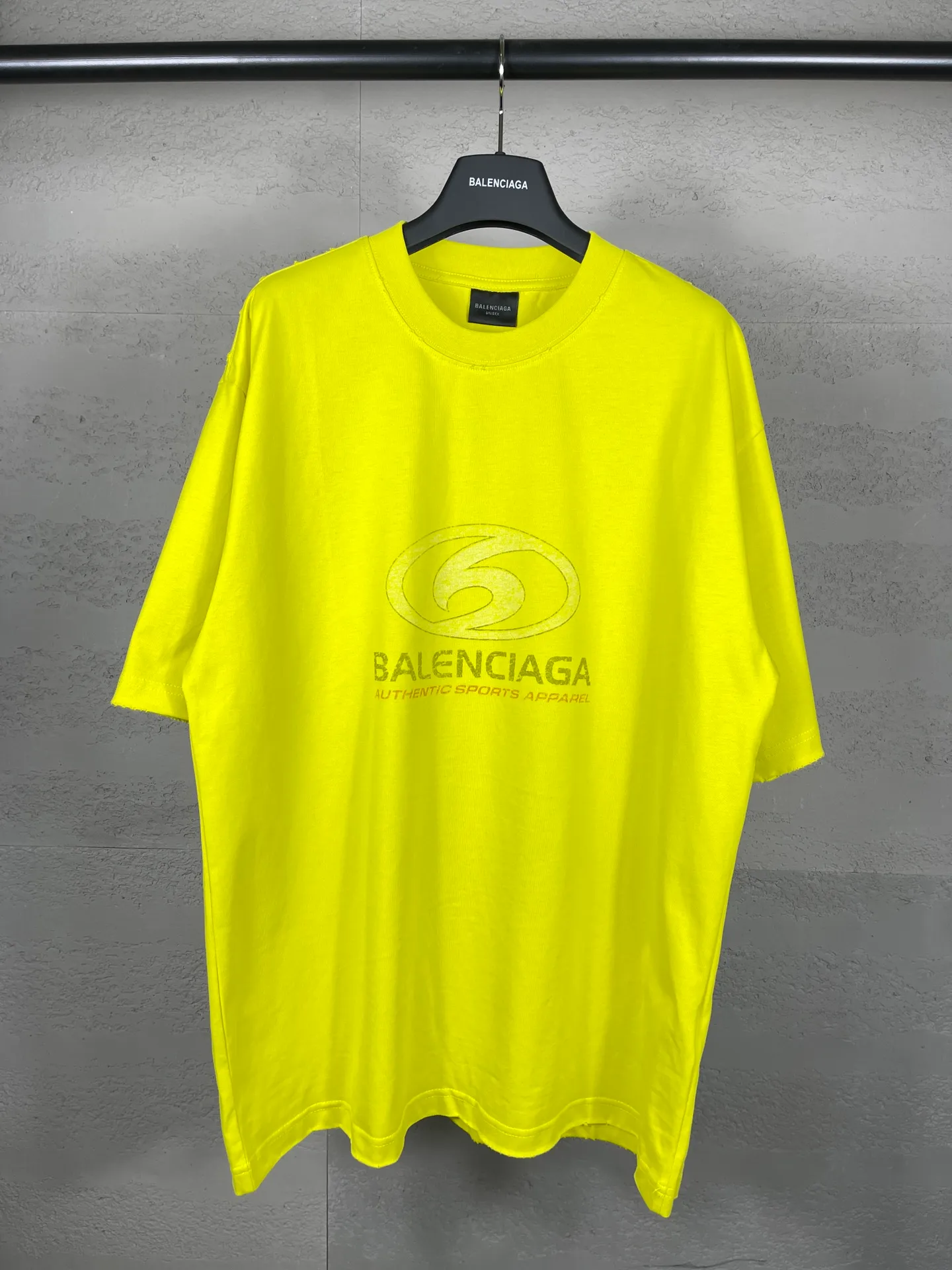 🅿️180 real photos [Top version. Official website quality] BALENCI*GA/Paris. 2024 new style. New LOGO straight crack printed ready-to-wear frayed distressed short-sleeved T-shirt, brick cabinet synchronization. Genuine product developed at the first time, happy to print and compare! The fabric is made of Paris ZP custom-woven and dyed cotton double yarn. Weighing 260 grams, the cloth surface is clean. The cloth pattern is clear, soft and comfortable. The threads are dyed with no color difference. The classic LOGO is printed using environmentally friendly imported materials, with clear straight-crack pattern letters and a three-dimensional effect. Restored brick cabinet. Ready-made garments are washed, worn and worn. Different market currency. Welcome to compare. The version adopts OS loose shoulder style. Same style for men and women. Code: BL233305 Color: gray blue, apricot, yellow Size: XS to L