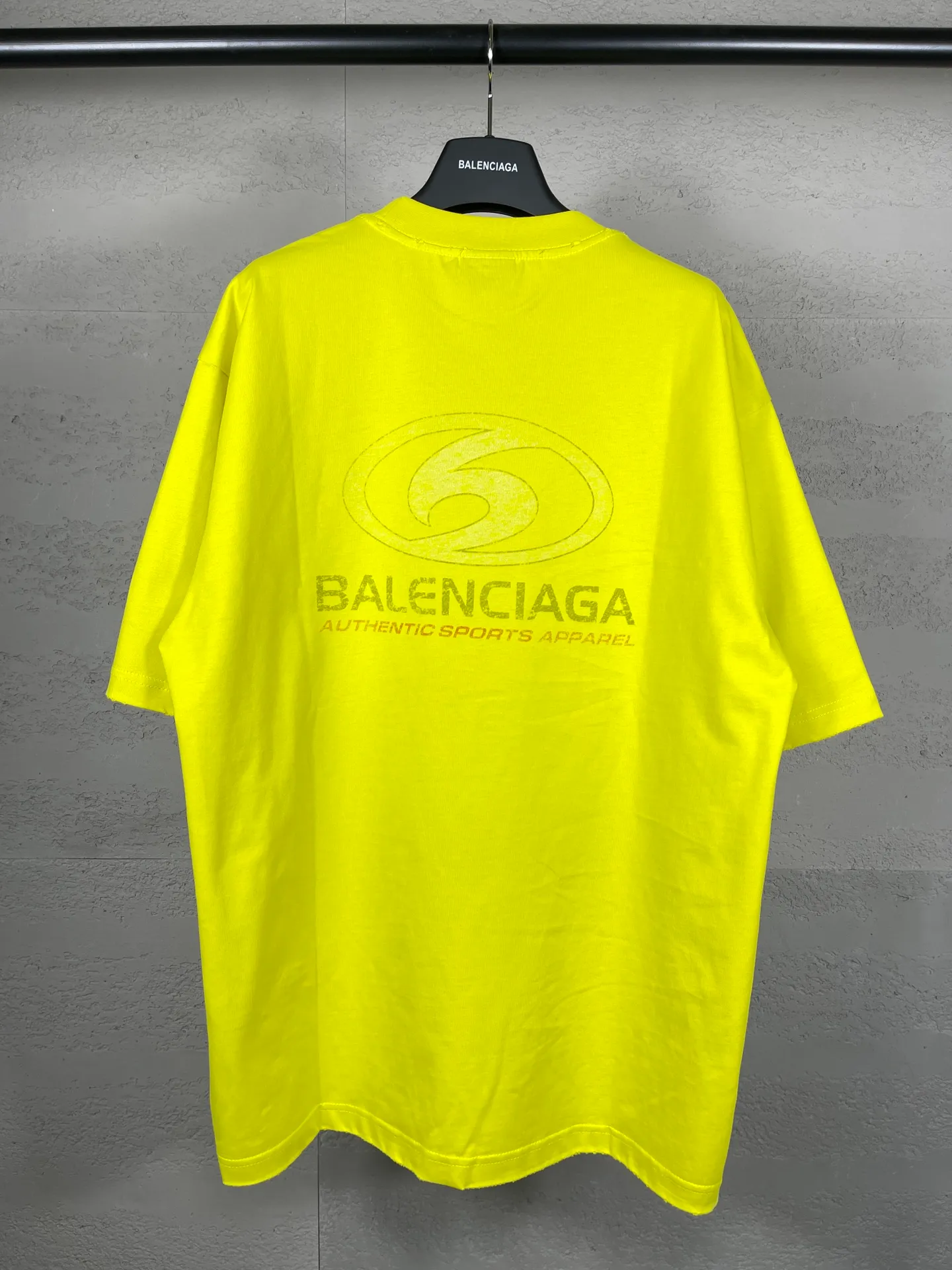 🅿️180 real photos [Top version. Official website quality] BALENCI*GA/Paris. 2024 new style. New LOGO straight crack printed ready-to-wear frayed distressed short-sleeved T-shirt, brick cabinet synchronization. Genuine product developed at the first time, happy to print and compare! The fabric is made of Paris ZP custom-woven and dyed cotton double yarn. Weighing 260 grams, the cloth surface is clean. The cloth pattern is clear, soft and comfortable. The threads are dyed with no color difference. The classic LOGO is printed using environmentally friendly imported materials, with clear straight-crack pattern letters and a three-dimensional effect. Restored brick cabinet. Ready-made garments are washed, worn and worn. Different market currency. Welcome to compare. The version adopts OS loose shoulder style. Same style for men and women. Code: BL233305 Color: gray blue, apricot, yellow Size: XS to L