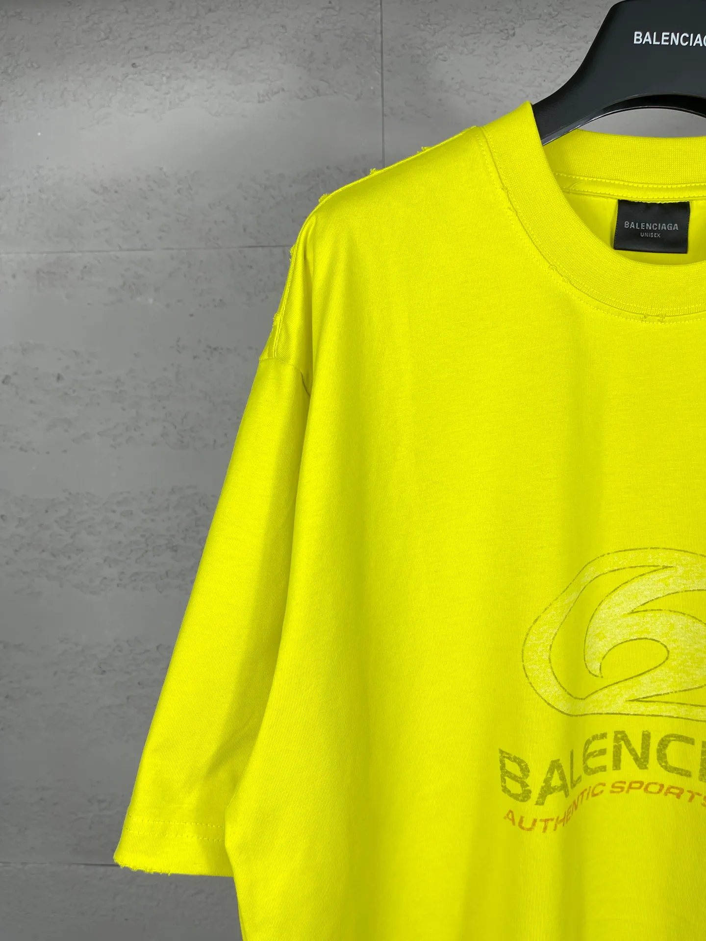 🅿️180 real photos [Top version. Official website quality] BALENCI*GA/Paris. 2024 new style. New LOGO straight crack printed ready-to-wear frayed distressed short-sleeved T-shirt, brick cabinet synchronization. Genuine product developed at the first time, happy to print and compare! The fabric is made of Paris ZP custom-woven and dyed cotton double yarn. Weighing 260 grams, the cloth surface is clean. The cloth pattern is clear, soft and comfortable. The threads are dyed with no color difference. The classic LOGO is printed using environmentally friendly imported materials, with clear straight-crack pattern letters and a three-dimensional effect. Restored brick cabinet. Ready-made garments are washed, worn and worn. Different market currency. Welcome to compare. The version adopts OS loose shoulder style. Same style for men and women. Code: BL233305 Color: gray blue, apricot, yellow Size: XS to L
