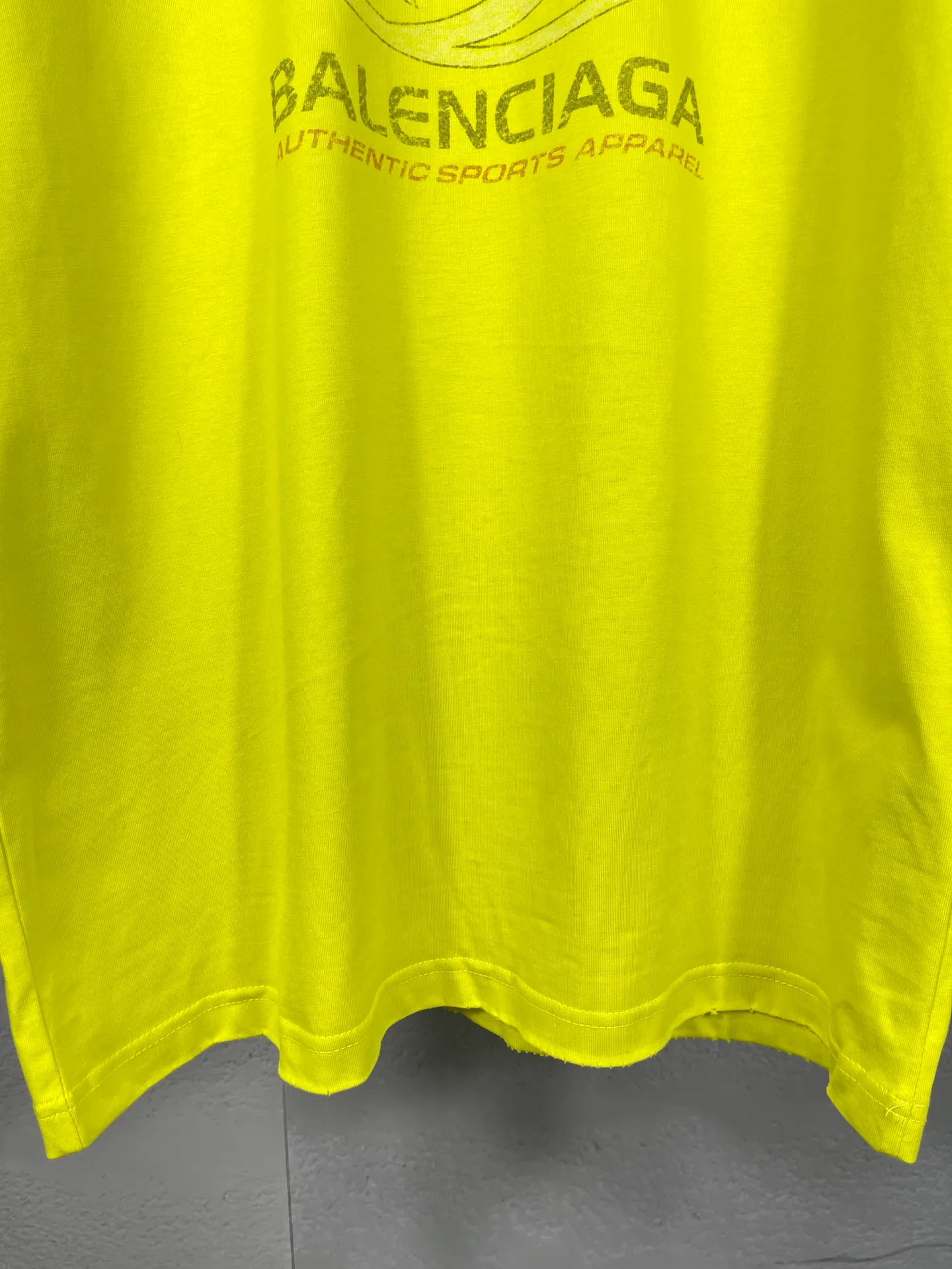 🅿️180 real photos [Top version. Official website quality] BALENCI*GA/Paris. 2024 new style. New LOGO straight crack printed ready-to-wear frayed distressed short-sleeved T-shirt, brick cabinet synchronization. Genuine product developed at the first time, happy to print and compare! The fabric is made of Paris ZP custom-woven and dyed cotton double yarn. Weighing 260 grams, the cloth surface is clean. The cloth pattern is clear, soft and comfortable. The threads are dyed with no color difference. The classic LOGO is printed using environmentally friendly imported materials, with clear straight-crack pattern letters and a three-dimensional effect. Restored brick cabinet. Ready-made garments are washed, worn and worn. Different market currency. Welcome to compare. The version adopts OS loose shoulder style. Same style for men and women. Code: BL233305 Color: gray blue, apricot, yellow Size: XS to L