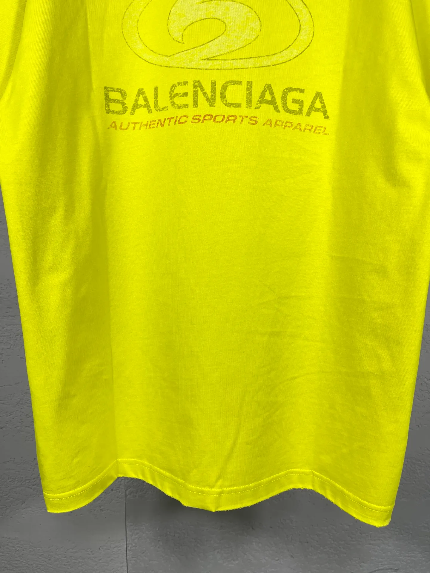 🅿️180 real photos [Top version. Official website quality] BALENCI*GA/Paris. 2024 new style. New LOGO straight crack printed ready-to-wear frayed distressed short-sleeved T-shirt, brick cabinet synchronization. Genuine product developed at the first time, happy to print and compare! The fabric is made of Paris ZP custom-woven and dyed cotton double yarn. Weighing 260 grams, the cloth surface is clean. The cloth pattern is clear, soft and comfortable. The threads are dyed with no color difference. The classic LOGO is printed using environmentally friendly imported materials, with clear straight-crack pattern letters and a three-dimensional effect. Restored brick cabinet. Ready-made garments are washed, worn and worn. Different market currency. Welcome to compare. The version adopts OS loose shoulder style. Same style for men and women. Code: BL233305 Color: gray blue, apricot, yellow Size: XS to L
